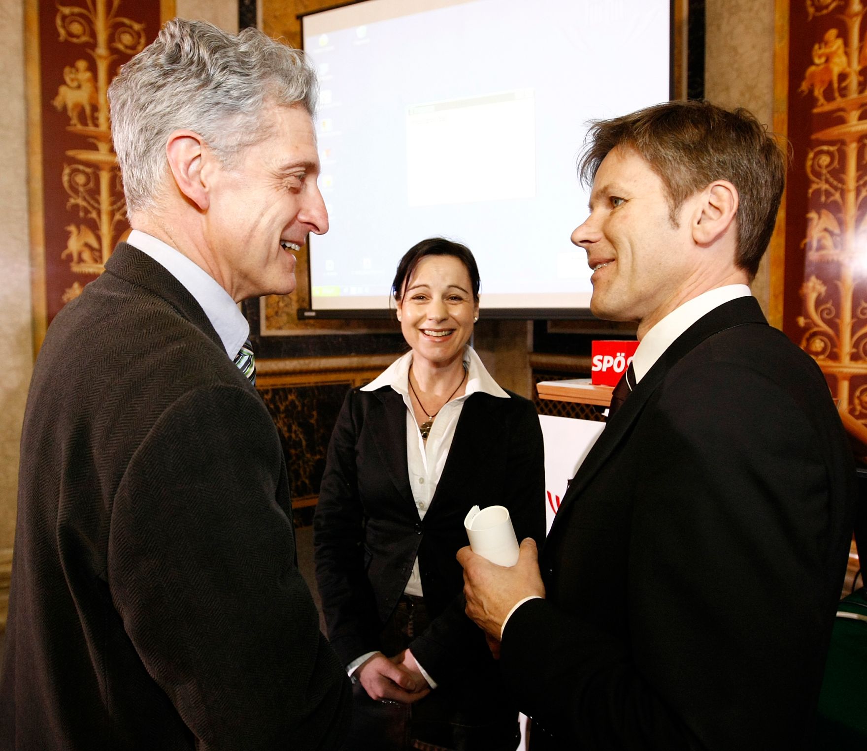 Am 26. Februar 2010 fand im Parlament eine Veranstaltung zum Thema &quot;Informations- und Kommunikationstechnologie&quot; statt. Im Bild Staatssekret&auml;r Josef Ostermayer (r.) im Gespr&auml;ch mit SP&Ouml;-Klubobmann Josef Cap (l.).