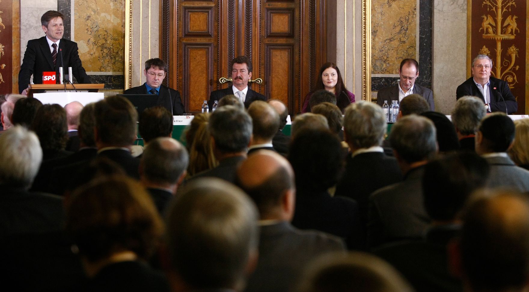 Am 26. Februar 2010 fand im Parlament eine Veranstaltung zum Thema &quot;Informations- und Kommunikationstechnologie&quot; statt. Im Bild Staatssekret&auml;r Josef Ostermayer bei der Er&ouml;ffnungsrede.