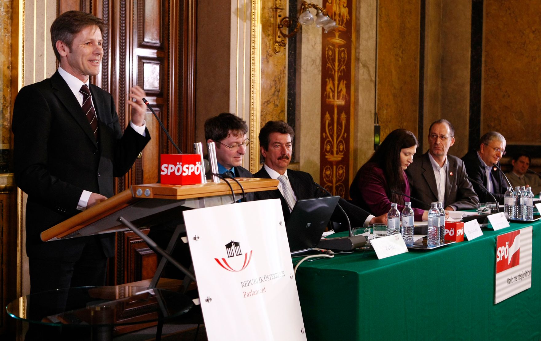 Am 26. Februar 2010 fand im Parlament eine Veranstaltung zum Thema &quot;Informations- und Kommunikationstechnologie&quot; statt. Im Bild Staatssekret&auml;r Josef Ostermayer bei der Er&ouml;ffnungsrede.