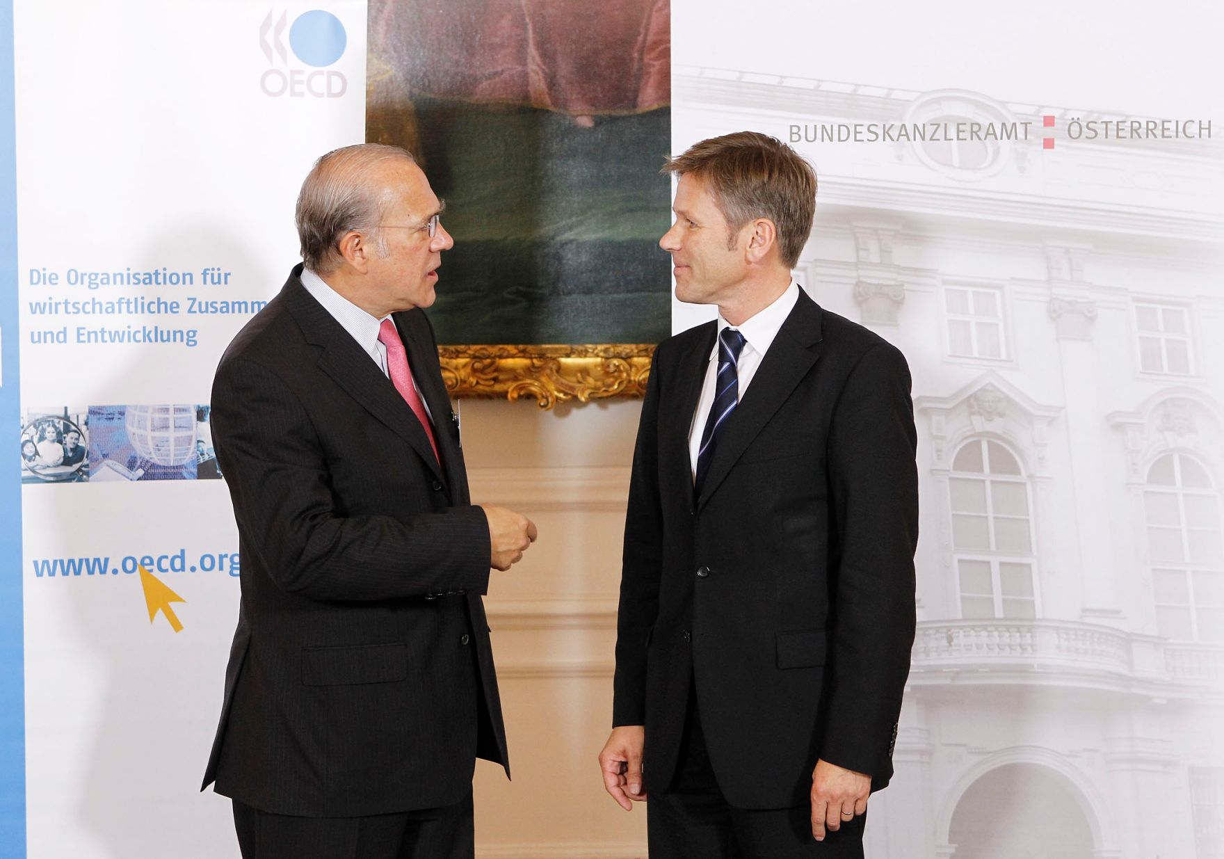 Am 17. September 2010 traf Staatssekret&auml;r Josef Ostermayer (R) den OECD-Generalsekret&auml;r Angel Gurria (L) zu einem Arbeitsgespr&auml;ch im Bundeskanzleramt.