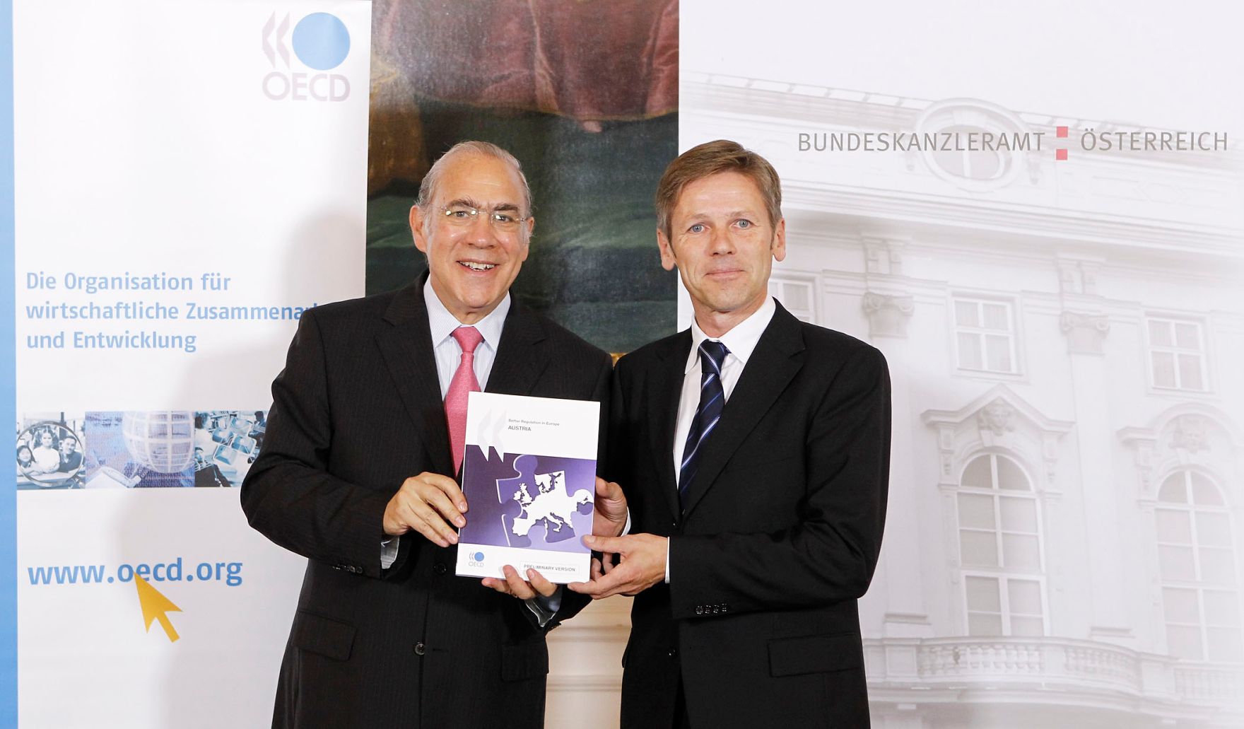 Am 17. September 2010 traf Staatssekret&auml;r Josef Ostermayer (R) den OECD-Generalsekret&auml;r Angel Gurria (L) zu einem Arbeitsgespr&auml;ch im Bundeskanzleramt.