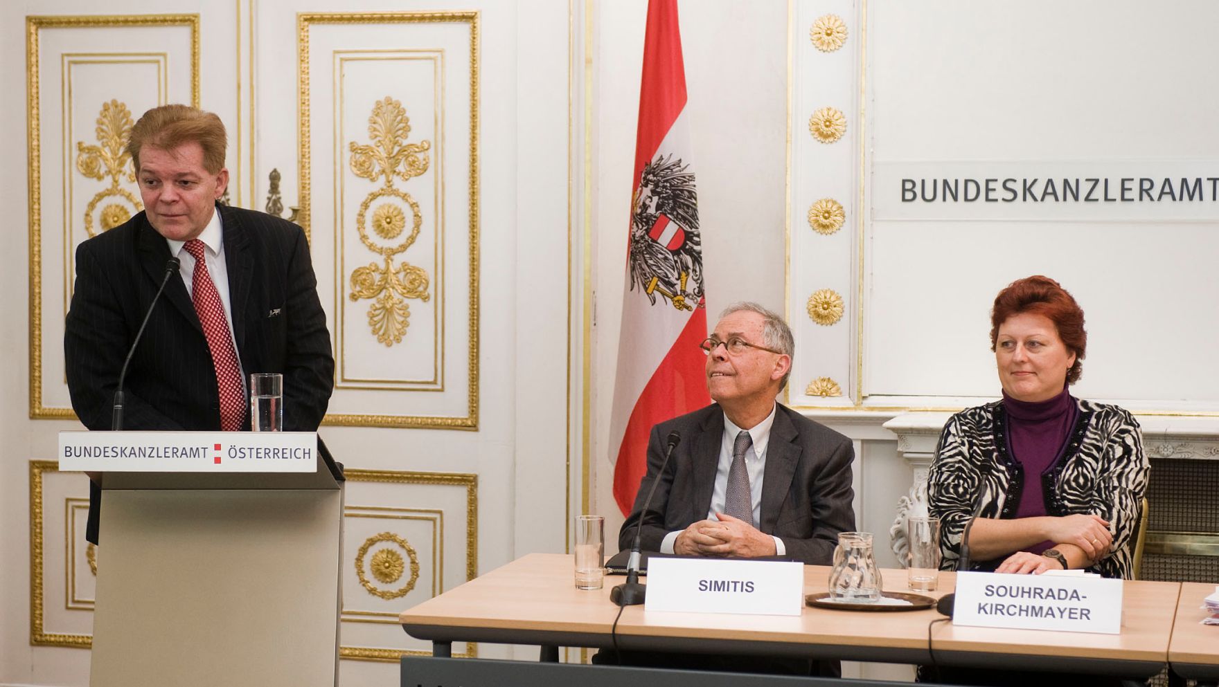 Am 28. J&auml;nner 2011 fand anl&auml;sslich des Europ&auml;ischen Datenschutztages im Bundeskanzleramt die Veranstaltung "Zur Zukunft des europ&auml;ischen Datenschutzes" statt. Im Bild (v.r.n.l.) Eva Souhrada-Kirchmayer (Gesch&auml;ftsf&uuml;hrendes Mitglied der Datenschutzkommission), Spiros Simits (Johann Wolfgang Goethe-Universit&auml;t Frankfurt) und Johann Maier (Vorsitzender des Datenschutzrates) bei der gemeinsamen Publikumsdiskussion.