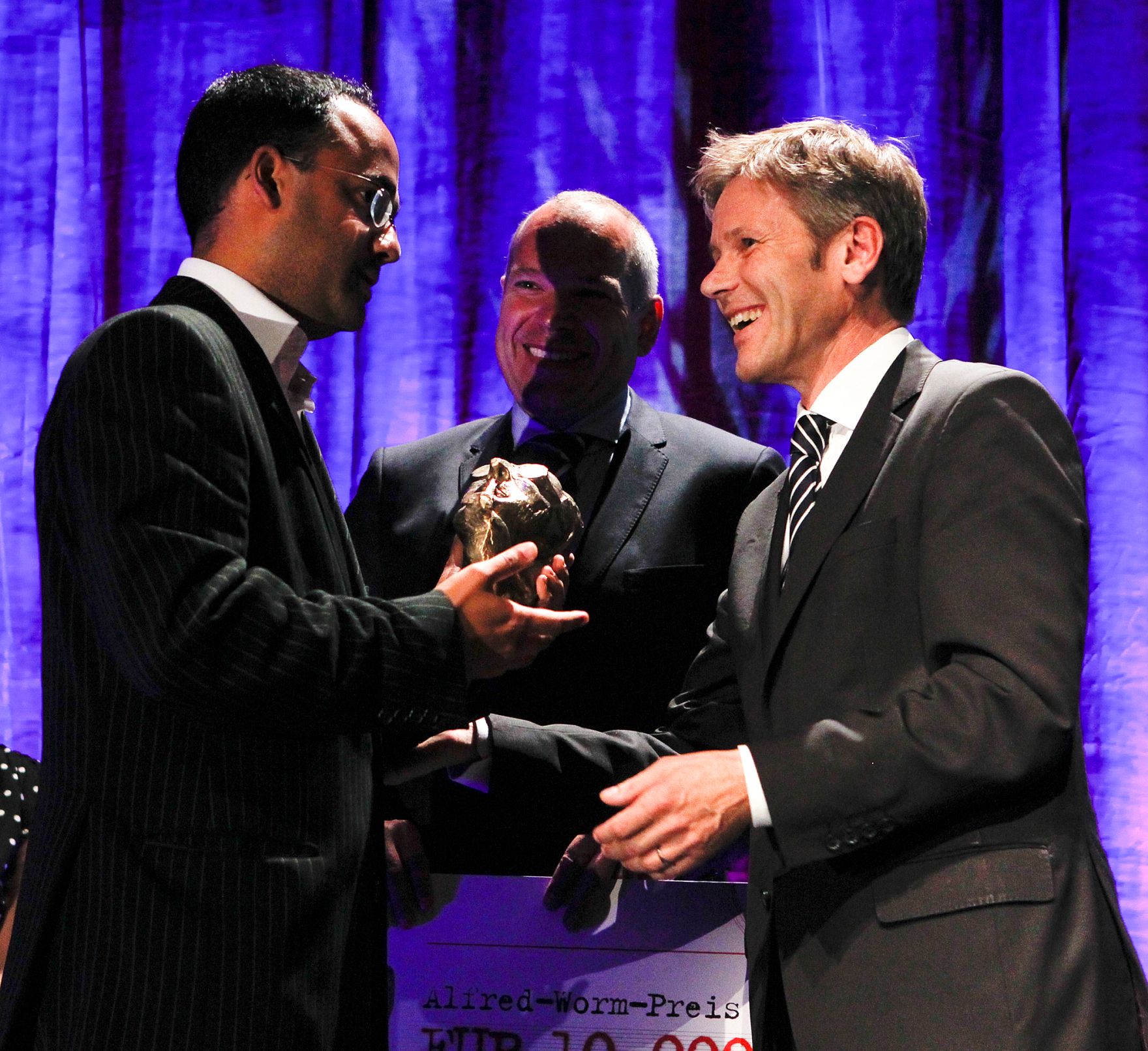 Am 27. September 2011 verlieh der Medienstaatssekret&auml;r den Alfred-Worm-Preis in der Wiener Stadthalle. Im Bild (v.r.n.l.) Medienstaatssekret&auml;r Josef Ostermayer mit News-Verlagsgruppenchef Axel Bogocz und Preistr&auml;ger Ashwien Sankholkar.