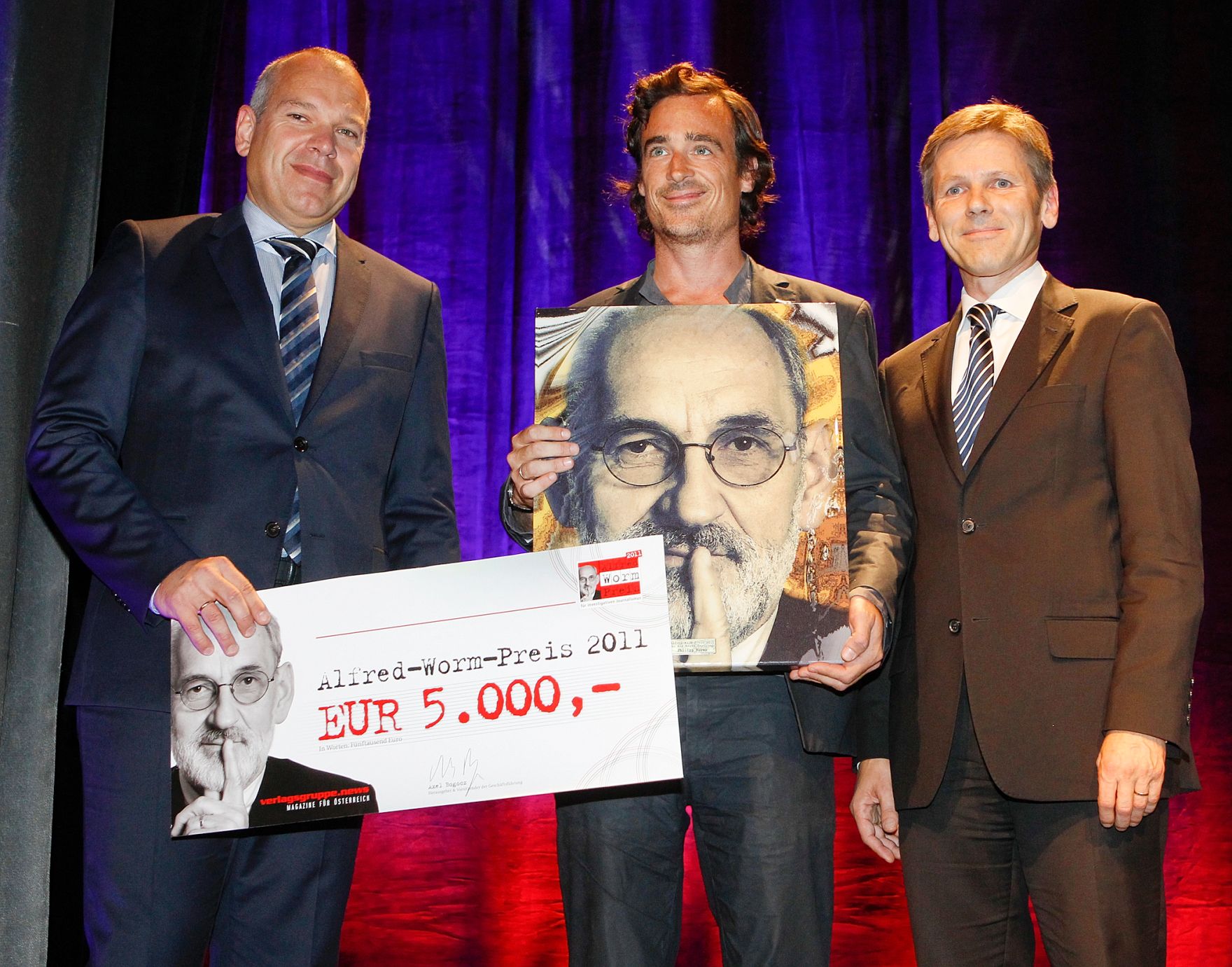 Am 27. September 2011 verlieh der Medienstaatssekret&auml;r den Alfred-Worm-Preis in der Wiener Stadthalle. Im Bild (v.r.n.l.) Medienstaatssekret&auml;r Josef Ostermayer mit Preistr&auml;ger Philipp Horak und News-Verlagsgruppenchef Axel Bogocz.