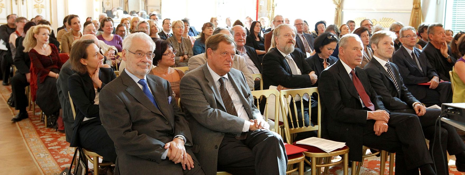 Am 5. Oktober 2011 wurde die Bioethikkommission beim Bundeskanzleramt neu bestellt. Gleichzeitig feiert die Bioethikkommission ihr 10-j&auml;hriges Bestehen. An dem Festakt in den R&auml;umlichkeiten des Bundeskanzleramtes, nahm auch Staatssekret&auml;r Josef Ostermayer teil. An den Festakt schloss sich eine Veranstaltung zum Thema &quot;Bioethikkommissionen - Ethische Beratung - Was kann sie leisten?&quot; an.