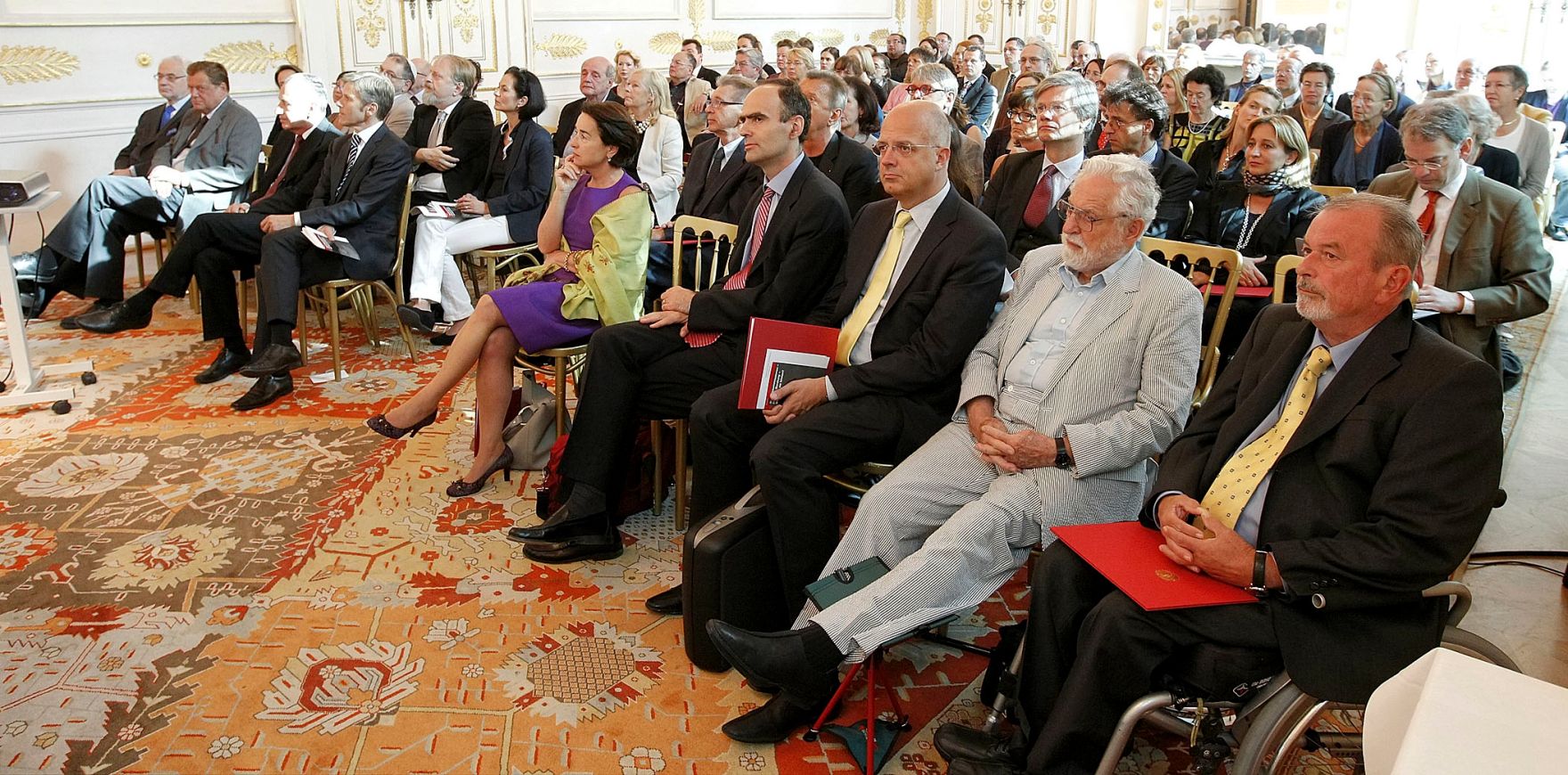 Am 5. Oktober 2011 wurde die Bioethikkommission beim Bundeskanzleramt neu bestellt. Gleichzeitig feiert die Bioethikkommission ihr 10-j&auml;hriges Bestehen. An dem Festakt in den R&auml;umlichkeiten des Bundeskanzleramtes, nahm auch Staatssekret&auml;r Josef Ostermayer teil. An den Festakt schloss sich eine Veranstaltung zum Thema &quot;Bioethikkommissionen - Ethische Beratung - Was kann sie leisten?&quot; an.