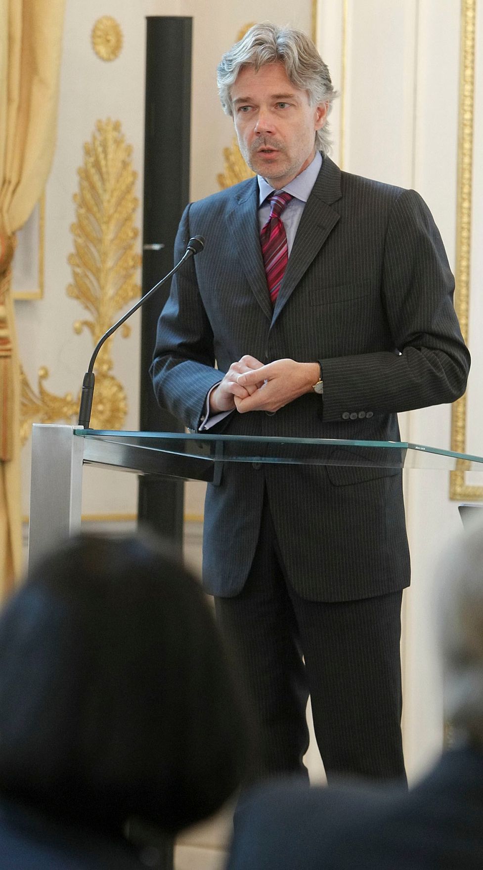 Am 5. Oktober 2011 wurde die Bioethikkommission beim Bundeskanzleramt neu bestellt. Gleichzeitig feiert die Bioethikkommission ihr 10-j&auml;hriges Bestehen. An dem Festakt in den R&auml;umlichkeiten des Bundeskanzleramtes, nahm auch Staatssekret&auml;r Josef Ostermayer teil. An den Festakt schloss sich eine Veranstaltung zum Thema &quot;Bioethikkommissionen - Ethische Beratung - Was kann sie leisten?&quot; an. Im Bild Sektionschef Harald Dossi.