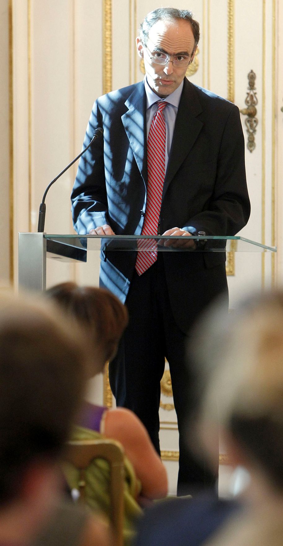 Am 5. Oktober 2011 wurde die Bioethikkommission beim Bundeskanzleramt neu bestellt. Gleichzeitig feiert die Bioethikkommission ihr 10-j&auml;hriges Bestehen. An dem Festakt in den R&auml;umlichkeiten des Bundeskanzleramtes, nahm auch Staatssekret&auml;r Josef Ostermayer teil. An den Festakt schloss sich eine Veranstaltung zum Thema &quot;Bioethikkommissionen - Ethische Beratung - Was kann sie leisten?&quot; an. Im Bild IBC-Vorsitzender Stefano Semplici.