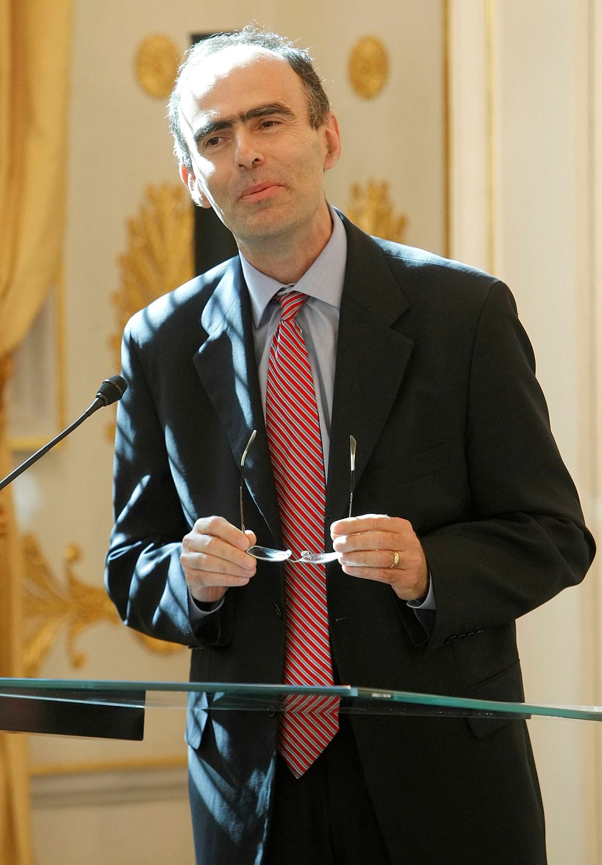 Am 5. Oktober 2011 wurde die Bioethikkommission beim Bundeskanzleramt neu bestellt. Gleichzeitig feiert die Bioethikkommission ihr 10-j&auml;hriges Bestehen. An dem Festakt in den R&auml;umlichkeiten des Bundeskanzleramtes, nahm auch Staatssekret&auml;r Josef Ostermayer teil. An den Festakt schloss sich eine Veranstaltung zum Thema &quot;Bioethikkommissionen - Ethische Beratung - Was kann sie leisten?&quot; an. Im Bild IBC-Vorsitzender Stefano Semplici.