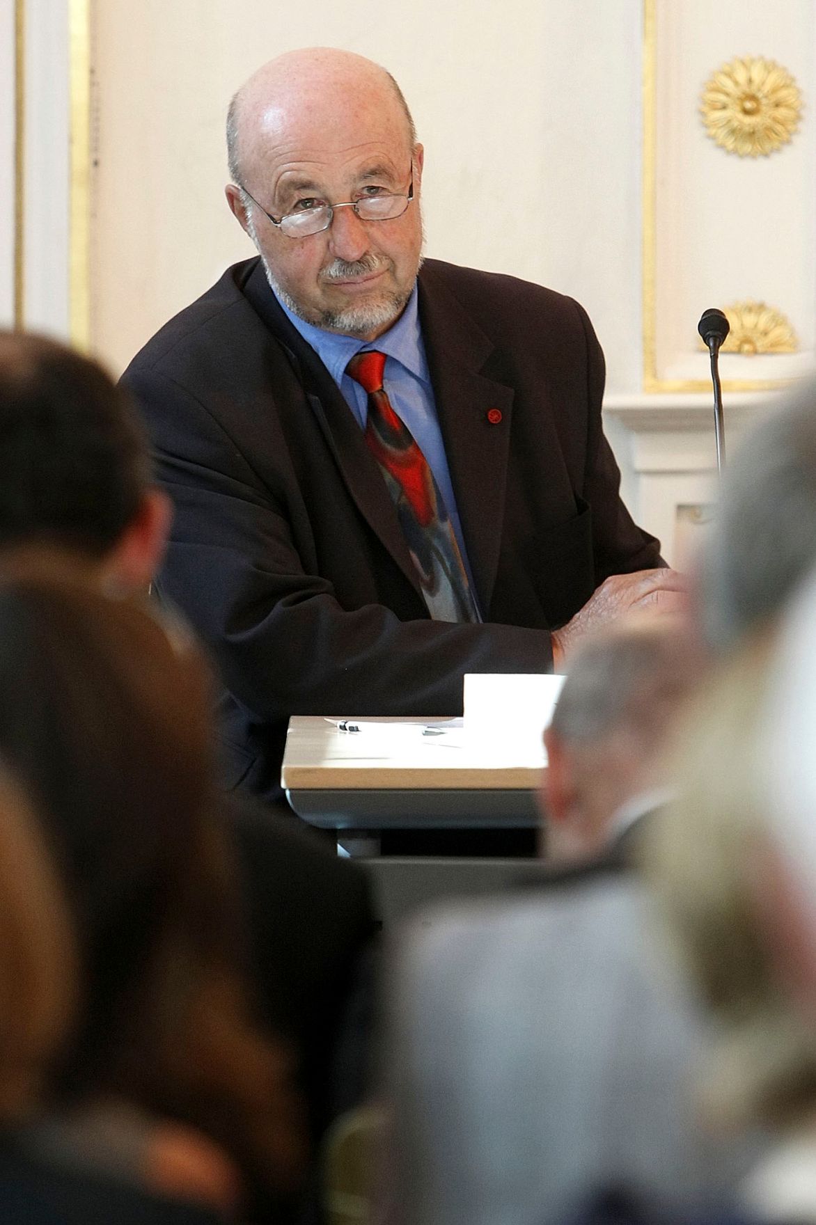 Am 5. Oktober 2011 wurde die Bioethikkommission beim Bundeskanzleramt neu bestellt. Gleichzeitig feiert die Bioethikkommission ihr 10-j&auml;hriges Bestehen. An dem Festakt in den R&auml;umlichkeiten des Bundeskanzleramtes, nahm auch Staatssekret&auml;r Josef Ostermayer teil. An den Festakt schloss sich eine Veranstaltung zum Thema &quot;Bioethikkommissionen - Ethische Beratung - Was kann sie leisten?&quot; an. Im Bild G&uuml;nter Virt (ehemaliges Mitglied der Bioethikkommission).