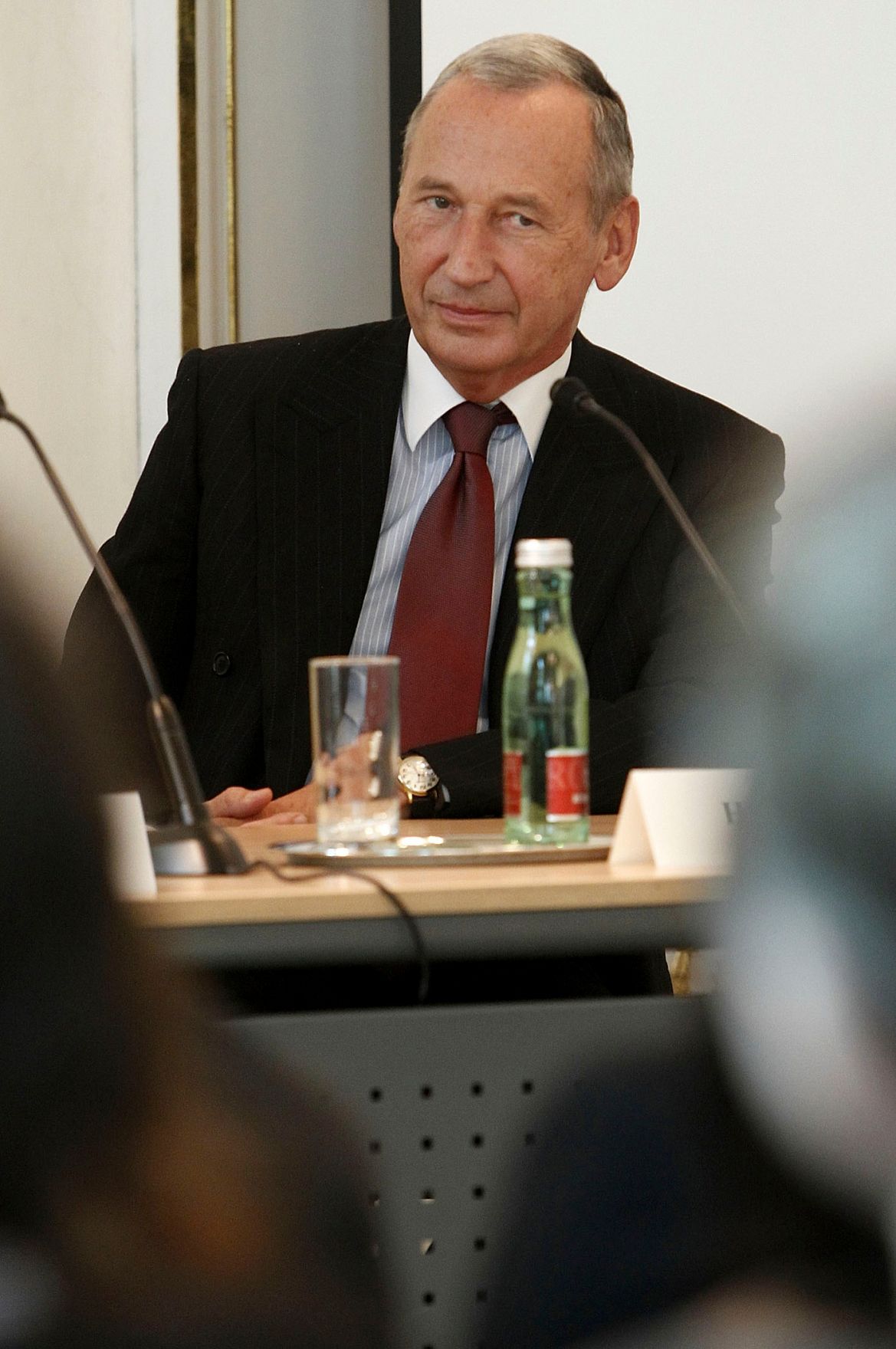 Am 5. Oktober 2011 wurde die Bioethikkommission beim Bundeskanzleramt neu bestellt. Gleichzeitig feiert die Bioethikkommission ihr 10-j&auml;hriges Bestehen. An dem Festakt in den R&auml;umlichkeiten des Bundeskanzleramtes, nahm auch Staatssekret&auml;r Josef Ostermayer teil. An den Festakt schloss sich eine Veranstaltung zum Thema &quot;Bioethikkommissionen - Ethische Beratung - Was kann sie leisten?&quot; an. Im Bild der ehemalige Vorsitzende der Bioethikkommission Johannes Huber.