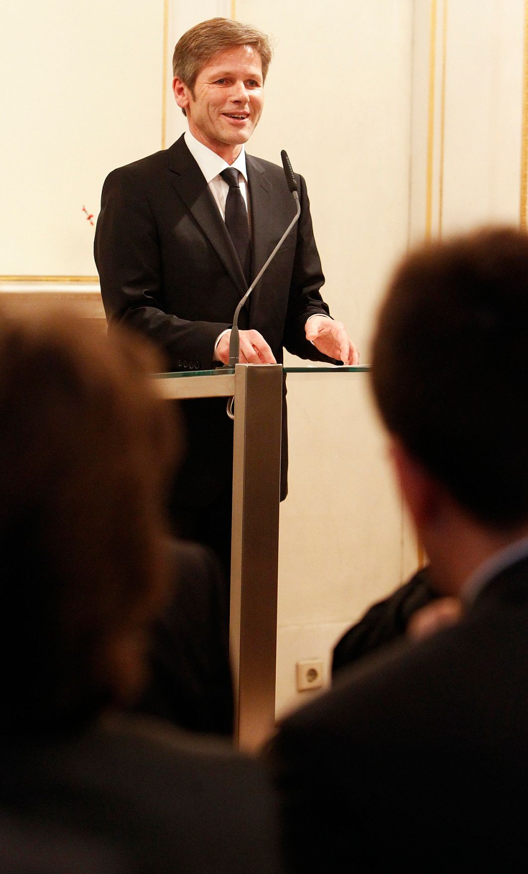 Am 14. Dezember 2011 bestellte der Bundeskanzler Vertreterinnen und Vertreter der Wirtschaft zu Mitgliedern der bei der Bundesanstalt &quot;Statistik &Ouml;sterreich&quot; eingerichteten Wirtschaftskurie. Damit haben sie das Recht, die Bezeichnung &quot;Kommerzialrat f&uuml;r die Statistik&quot; zu f&uuml;hren. Die Dekrete wurden von Staatssekret&auml;r Josef Ostermayer (im Bild) &uuml;berreicht.