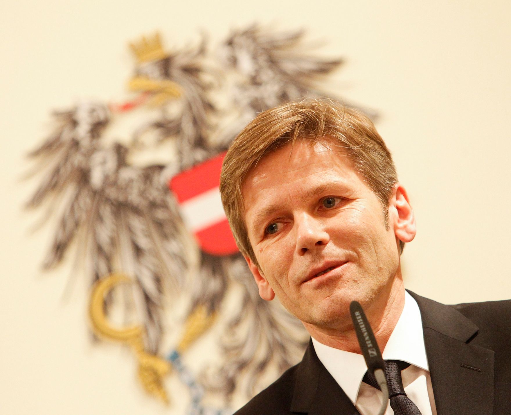 Am 14. Dezember 2011 bestellte der Bundeskanzler Vertreterinnen und Vertreter der Wirtschaft zu Mitgliedern der bei der Bundesanstalt &quot;Statistik &Ouml;sterreich&quot; eingerichteten Wirtschaftskurie. Damit haben sie das Recht, die Bezeichnung &quot;Kommerzialrat f&uuml;r die Statistik&quot; zu f&uuml;hren. Die Dekrete wurden von Staatssekret&auml;r Josef Ostermayer (im Bild) &uuml;berreicht.