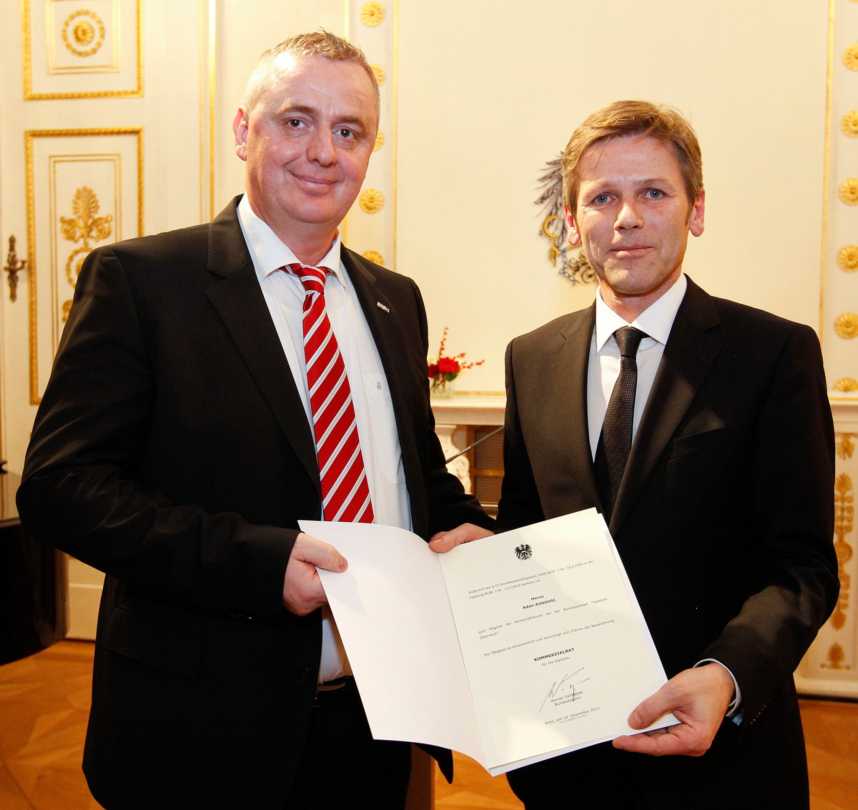 Am 14. Dezember 2011 bestellte der Bundeskanzler Vertreterinnen und Vertreter der Wirtschaft zu Mitgliedern der bei der Bundesanstalt &quot;Statistik &Ouml;sterreich&quot; eingerichteten Wirtschaftskurie. Damit haben sie das Recht, die Bezeichnung &quot;Kommerzialrat f&uuml;r die Statistik&quot; zu f&uuml;hren. Im Bild Staatssekret&auml;r Josef Ostermayer (r.) bei der Dekret&uuml;berreichung an Adan Avdovic (l.).