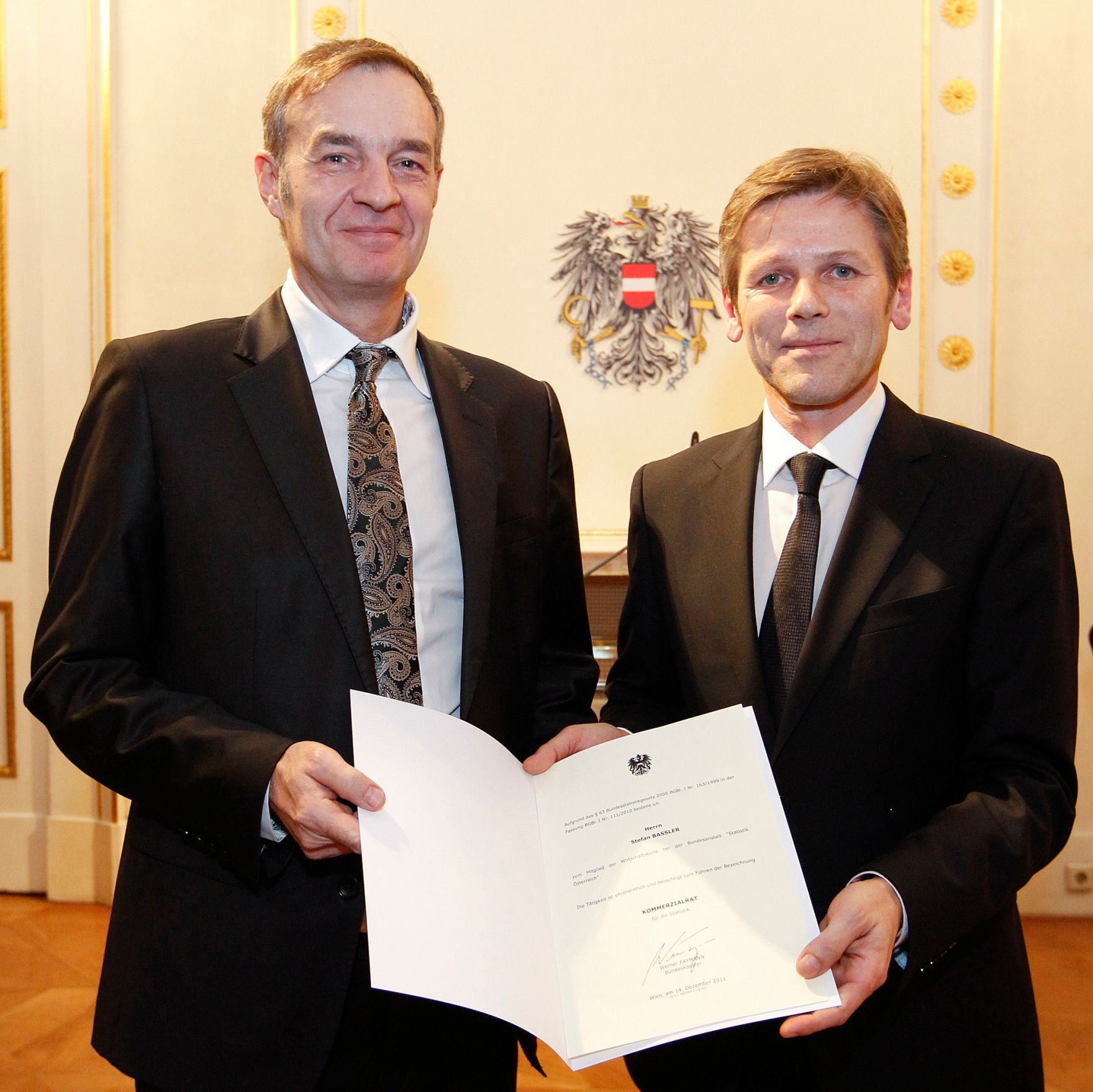 Am 14. Dezember 2011 bestellte der Bundeskanzler Vertreterinnen und Vertreter der Wirtschaft zu Mitgliedern der bei der Bundesanstalt &quot;Statistik &Ouml;sterreich&quot; eingerichteten Wirtschaftskurie. Damit haben sie das Recht, die Bezeichnung &quot;Kommerzialrat f&uuml;r die Statistik&quot; zu f&uuml;hren. Im Bild Staatssekret&auml;r Josef Ostermayer (r.) bei der Dekret&uuml;berreichung an Stefan Bassler (l.).