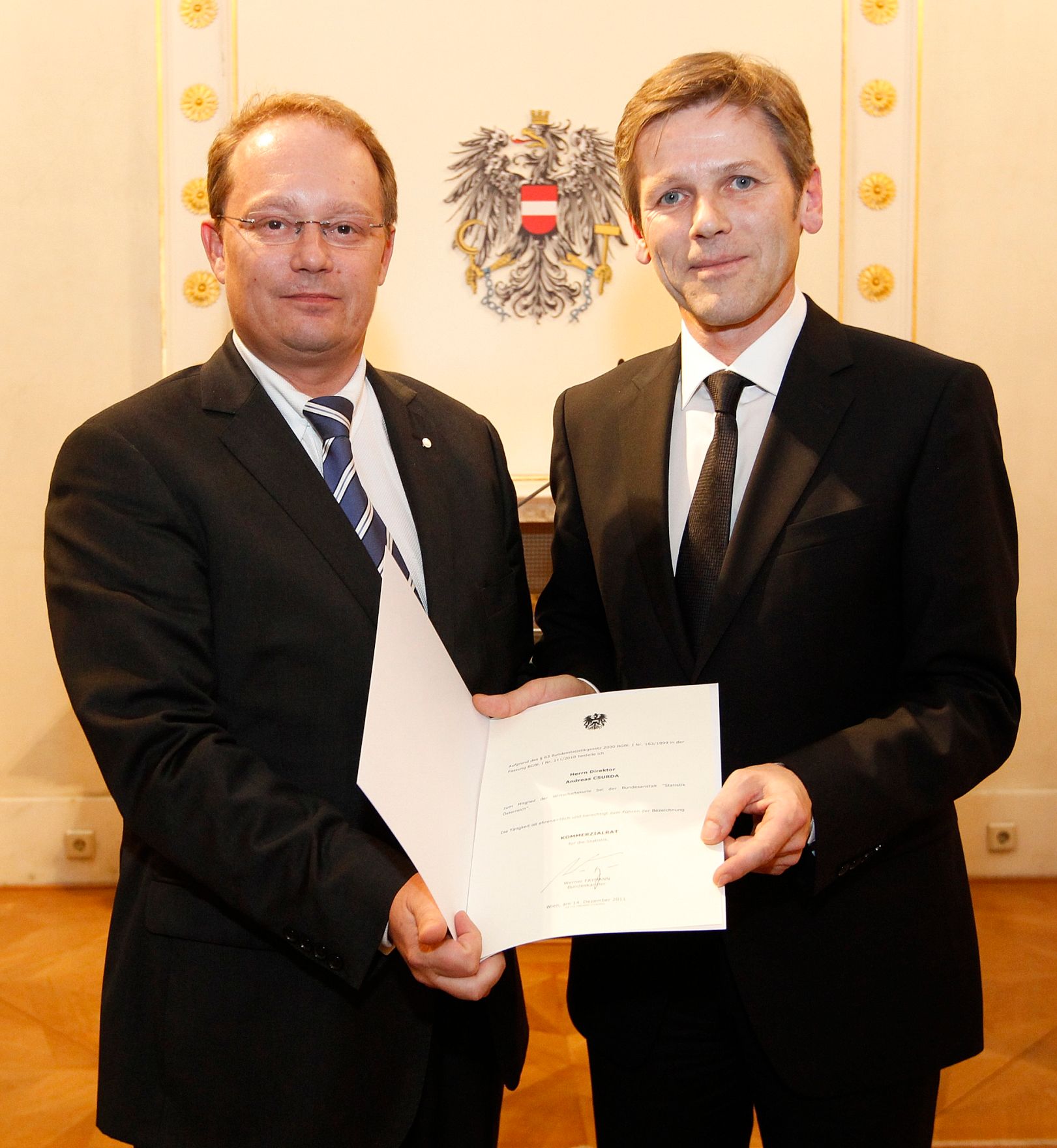 Am 14. Dezember 2011 bestellte der Bundeskanzler Vertreterinnen und Vertreter der Wirtschaft zu Mitgliedern der bei der Bundesanstalt &quot;Statistik &Ouml;sterreich&quot; eingerichteten Wirtschaftskurie. Damit haben sie das Recht, die Bezeichnung &quot;Kommerzialrat f&uuml;r die Statistik&quot; zu f&uuml;hren. Im Bild Staatssekret&auml;r Josef Ostermayer (r.) bei der Dekret&uuml;berreichung an Andreas Csurda (l.).