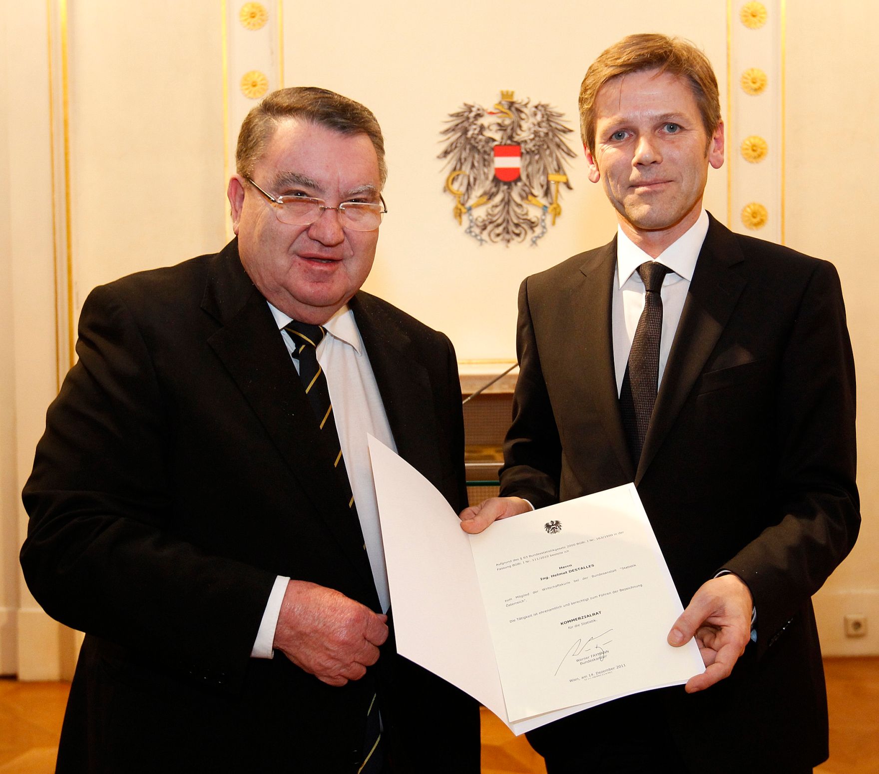 Am 14. Dezember 2011 bestellte der Bundeskanzler Vertreterinnen und Vertreter der Wirtschaft zu Mitgliedern der bei der Bundesanstalt &quot;Statistik &Ouml;sterreich&quot; eingerichteten Wirtschaftskurie. Damit haben sie das Recht, die Bezeichnung &quot;Kommerzialrat f&uuml;r die Statistik&quot; zu f&uuml;hren. Im Bild Staatssekret&auml;r Josef Ostermayer (r.) bei der Dekret&uuml;berreichung an Helmut Destalles (l.).