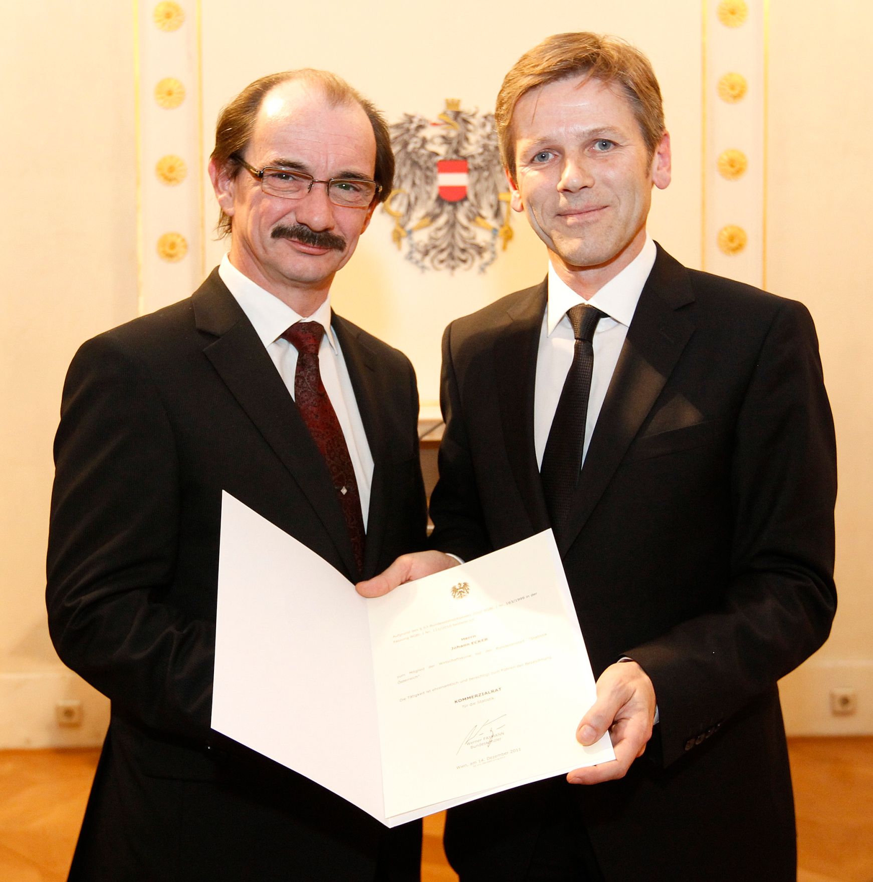 Am 14. Dezember 2011 bestellte der Bundeskanzler Vertreterinnen und Vertreter der Wirtschaft zu Mitgliedern der bei der Bundesanstalt &quot;Statistik &Ouml;sterreich&quot; eingerichteten Wirtschaftskurie. Damit haben sie das Recht, die Bezeichnung &quot;Kommerzialrat f&uuml;r die Statistik&quot; zu f&uuml;hren. Im Bild Staatssekret&auml;r Josef Ostermayer (r.) bei der Dekret&uuml;berreichung an Johann Ecker (l.).