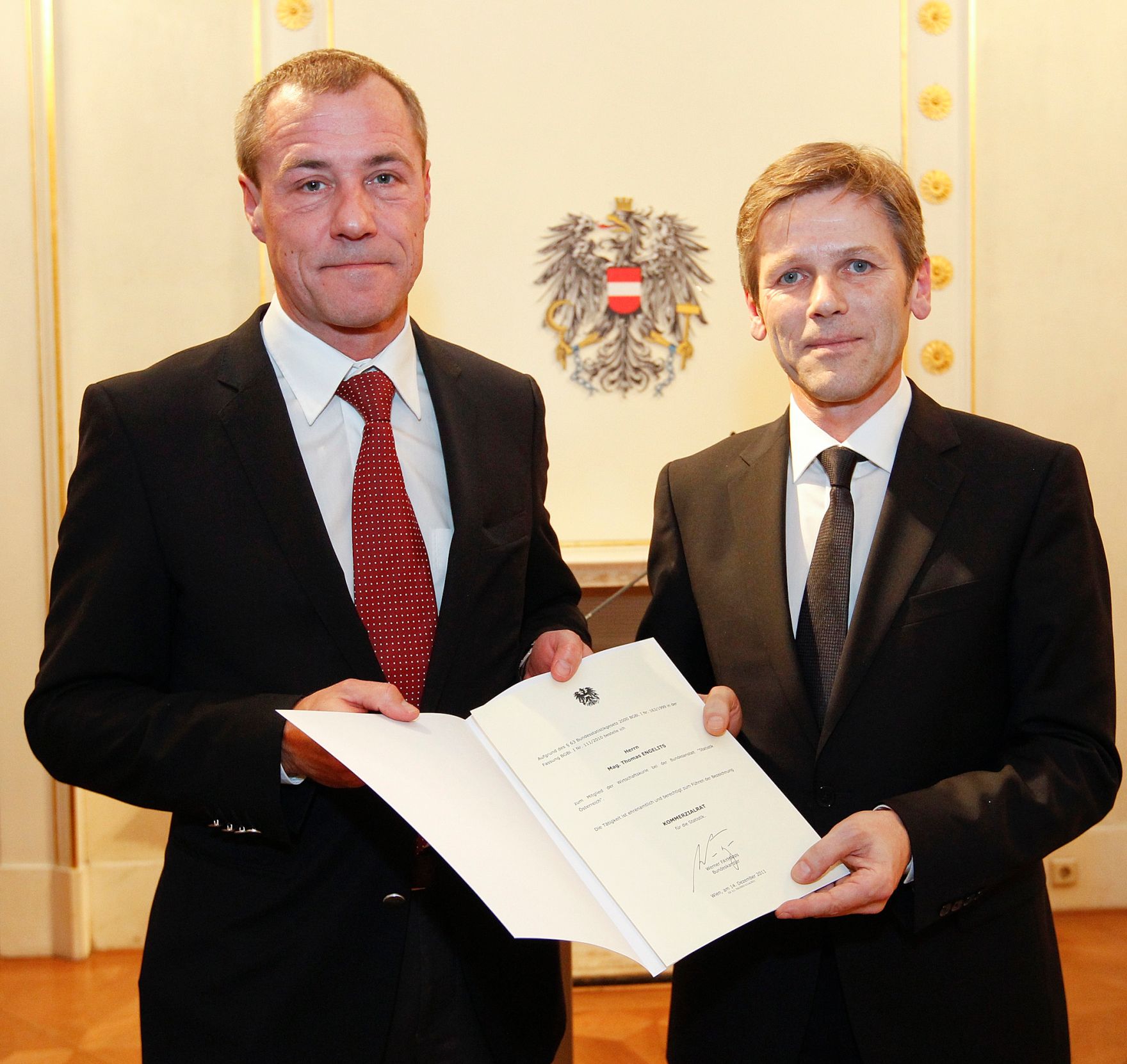 Am 14. Dezember 2011 bestellte der Bundeskanzler Vertreterinnen und Vertreter der Wirtschaft zu Mitgliedern der bei der Bundesanstalt &quot;Statistik &Ouml;sterreich&quot; eingerichteten Wirtschaftskurie. Damit haben sie das Recht, die Bezeichnung &quot;Kommerzialrat f&uuml;r die Statistik&quot; zu f&uuml;hren. Im Bild Staatssekret&auml;r Josef Ostermayer (r.) bei der Dekret&uuml;berreichung an Thomas Engelits (l.).