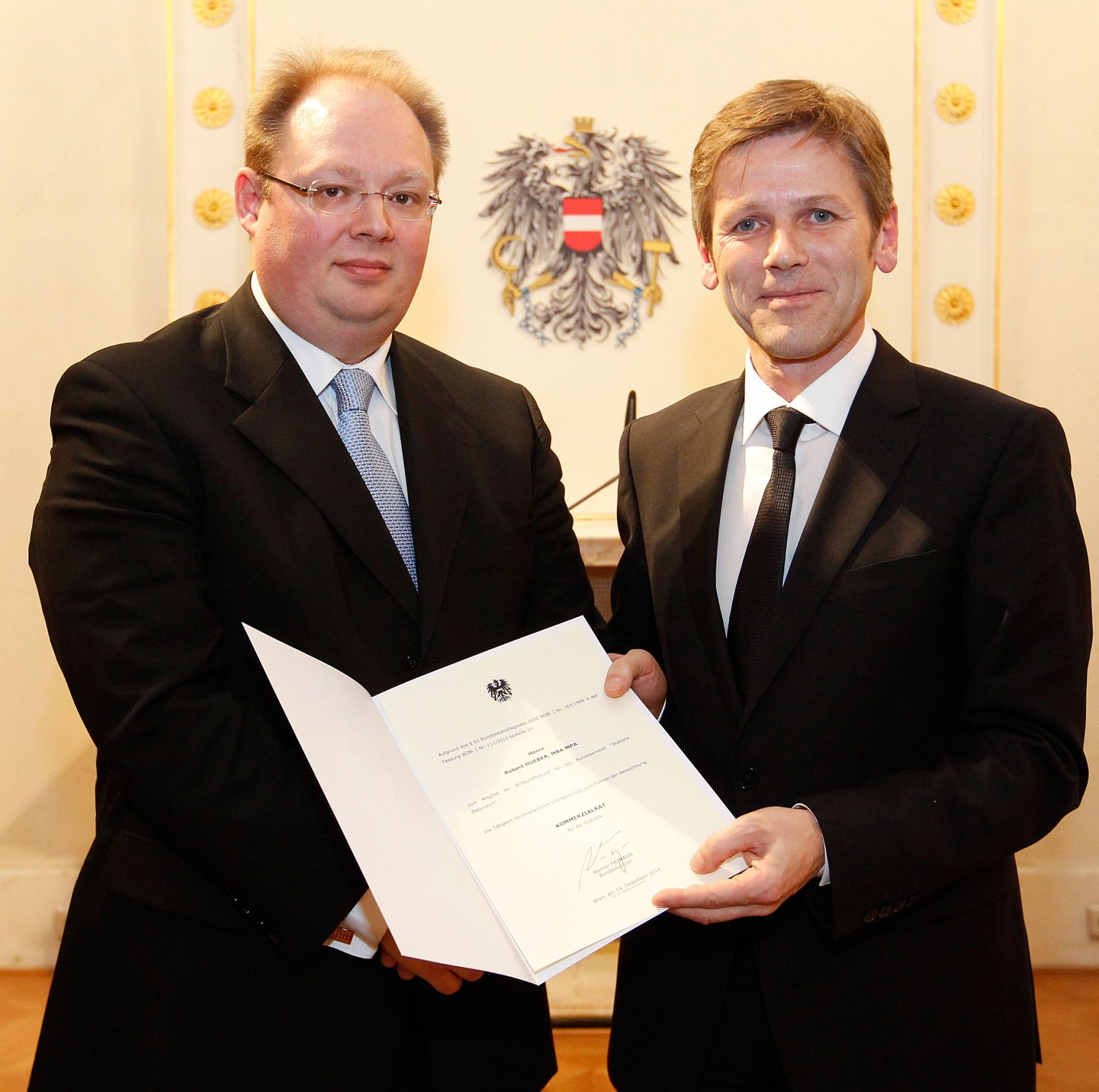 Am 14. Dezember 2011 bestellte der Bundeskanzler Vertreterinnen und Vertreter der Wirtschaft zu Mitgliedern der bei der Bundesanstalt &quot;Statistik &Ouml;sterreich&quot; eingerichteten Wirtschaftskurie. Damit haben sie das Recht, die Bezeichnung &quot;Kommerzialrat f&uuml;r die Statistik&quot; zu f&uuml;hren. Im Bild Staatssekret&auml;r Josef Ostermayer (r.) bei der Dekret&uuml;berreichung an Robert Hueber (l.).