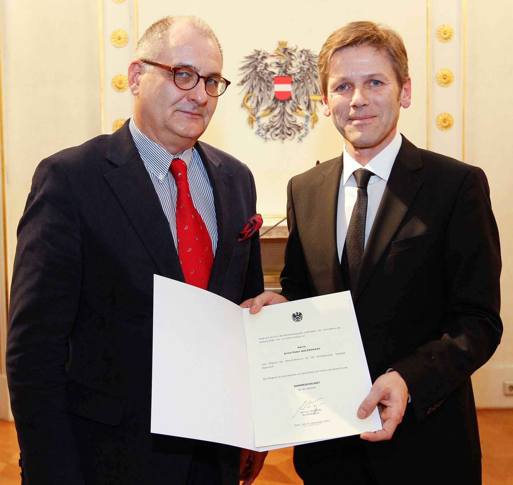 Am 14. Dezember 2011 bestellte der Bundeskanzler Vertreterinnen und Vertreter der Wirtschaft zu Mitgliedern der bei der Bundesanstalt &quot;Statistik &Ouml;sterreich&quot; eingerichteten Wirtschaftskurie. Damit haben sie das Recht, die Bezeichnung &quot;Kommerzialrat f&uuml;r die Statistik&quot; zu f&uuml;hren. Im Bild Staatssekret&auml;r Josef Ostermayer (r.) bei der Dekret&uuml;berreichung an Erich-Peter Kacerovsky (l.).