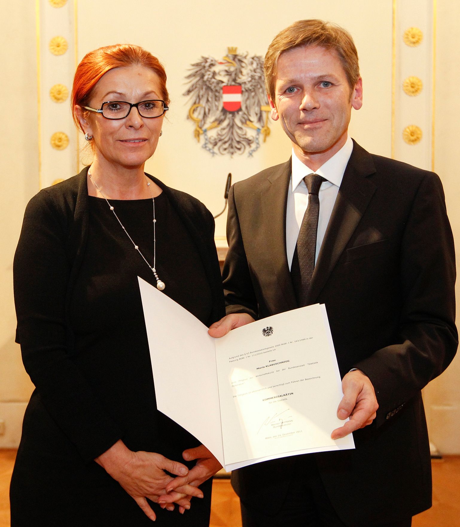 Am 14. Dezember 2011 bestellte der Bundeskanzler Vertreterinnen und Vertreter der Wirtschaft zu Mitgliedern der bei der Bundesanstalt &quot;Statistik &Ouml;sterreich&quot; eingerichteten Wirtschaftskurie. Damit haben sie das Recht, die Bezeichnung &quot;Kommerzialrat f&uuml;r die Statistik&quot; zu f&uuml;hren. Im Bild Staatssekret&auml;r Josef Ostermayer (r.) bei der Dekret&uuml;berreichung an Maria Klabuschnigg (l.).