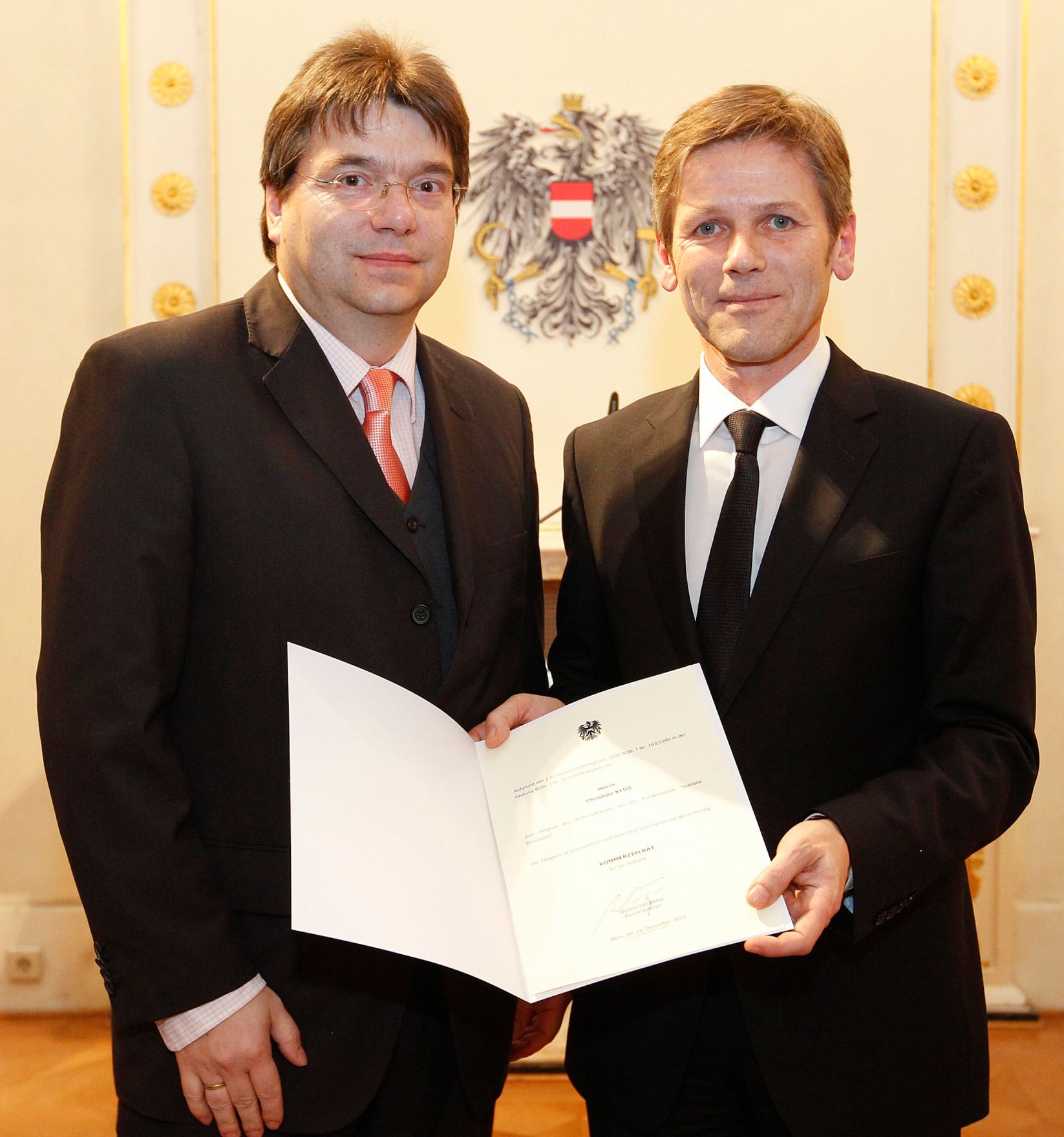 Am 14. Dezember 2011 bestellte der Bundeskanzler Vertreterinnen und Vertreter der Wirtschaft zu Mitgliedern der bei der Bundesanstalt &quot;Statistik &Ouml;sterreich&quot; eingerichteten Wirtschaftskurie. Damit haben sie das Recht, die Bezeichnung &quot;Kommerzialrat f&uuml;r die Statistik&quot; zu f&uuml;hren. Im Bild Staatssekret&auml;r Josef Ostermayer (r.) bei der Dekret&uuml;berreichung an Christian Klug (l.).