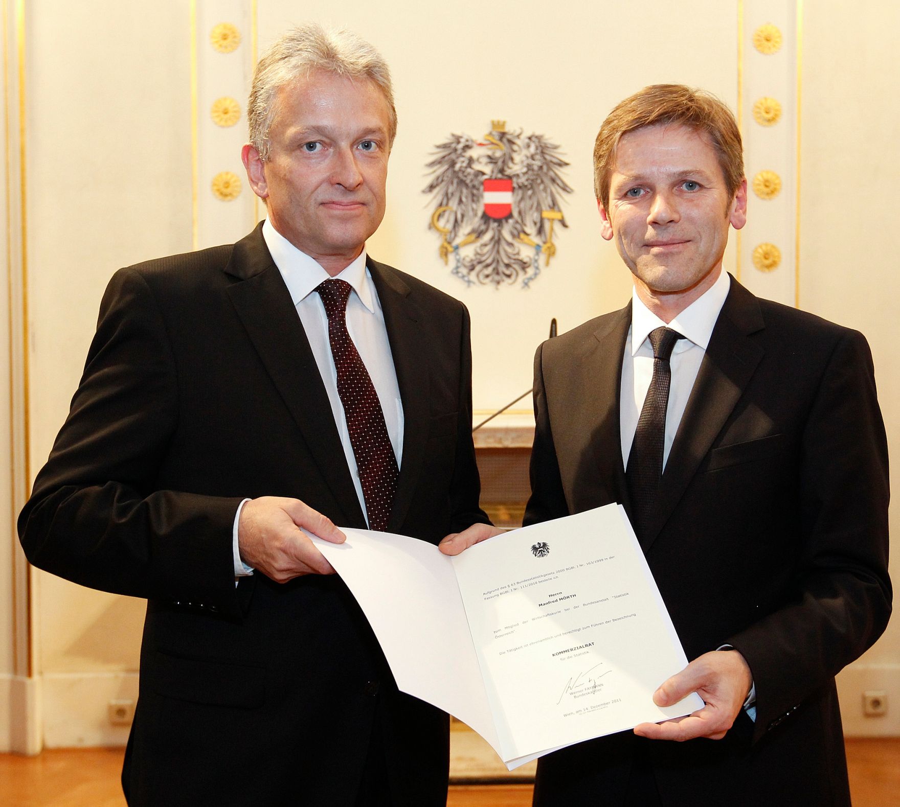 Am 14. Dezember 2011 bestellte der Bundeskanzler Vertreterinnen und Vertreter der Wirtschaft zu Mitgliedern der bei der Bundesanstalt &quot;Statistik &Ouml;sterreich&quot; eingerichteten Wirtschaftskurie. Damit haben sie das Recht, die Bezeichnung &quot;Kommerzialrat f&uuml;r die Statistik&quot; zu f&uuml;hren. Im Bild Staatssekret&auml;r Josef Ostermayer (r.) bei der Dekret&uuml;berreichung an Manfred M&ouml;rth (l.).
