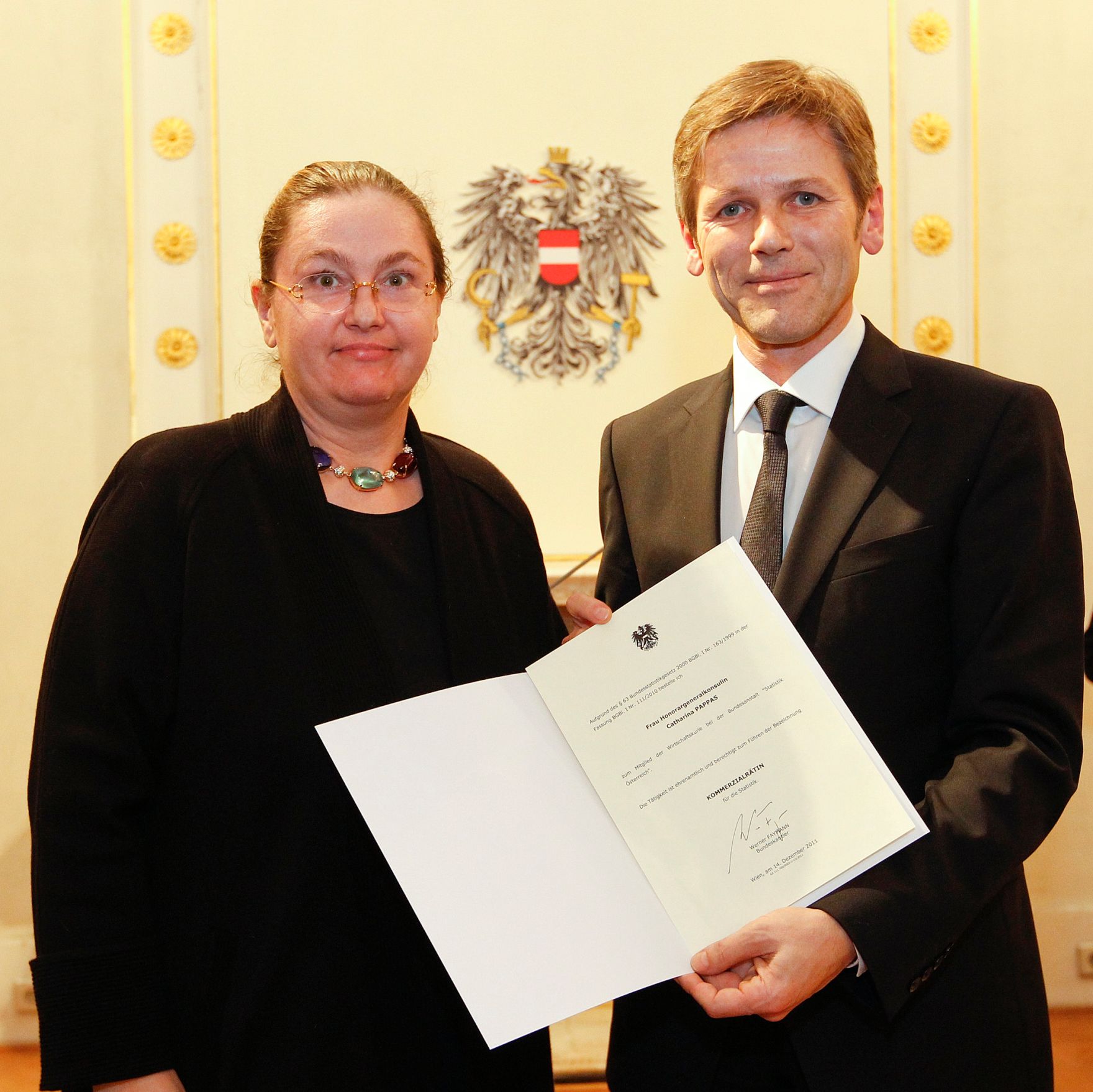 Am 14. Dezember 2011 bestellte der Bundeskanzler Vertreterinnen und Vertreter der Wirtschaft zu Mitgliedern der bei der Bundesanstalt &quot;Statistik &Ouml;sterreich&quot; eingerichteten Wirtschaftskurie. Damit haben sie das Recht, die Bezeichnung &quot;Kommerzialrat f&uuml;r die Statistik&quot; zu f&uuml;hren. Im Bild Staatssekret&auml;r Josef Ostermayer (r.) bei der Dekret&uuml;berreichung an Catharina Pappas (l.).