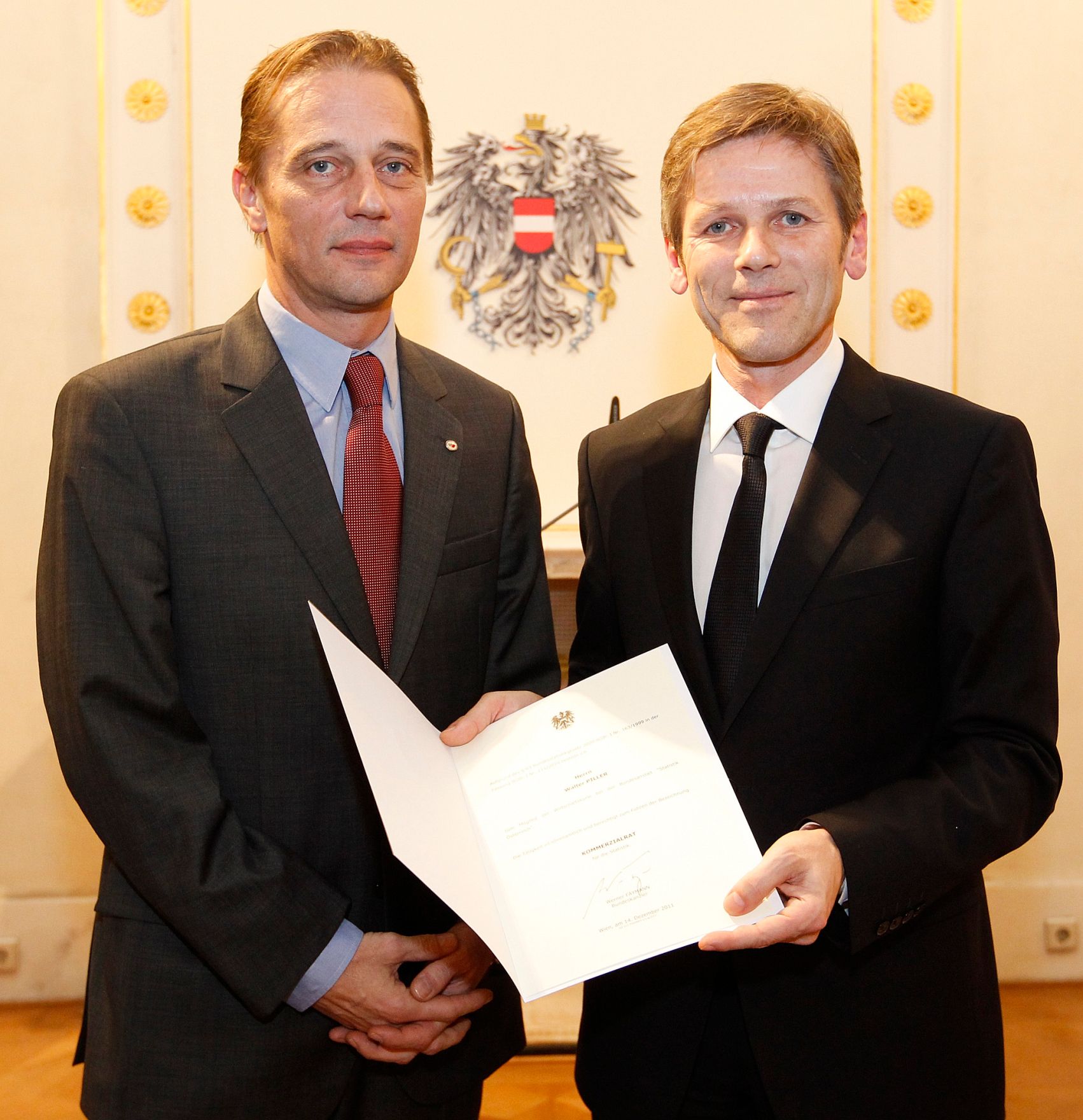 Am 14. Dezember 2011 bestellte der Bundeskanzler Vertreterinnen und Vertreter der Wirtschaft zu Mitgliedern der bei der Bundesanstalt &quot;Statistik &Ouml;sterreich&quot; eingerichteten Wirtschaftskurie. Damit haben sie das Recht, die Bezeichnung &quot;Kommerzialrat f&uuml;r die Statistik&quot; zu f&uuml;hren. Im Bild Staatssekret&auml;r Josef Ostermayer (r.) bei der Dekret&uuml;berreichung an Walter Piller (l.).