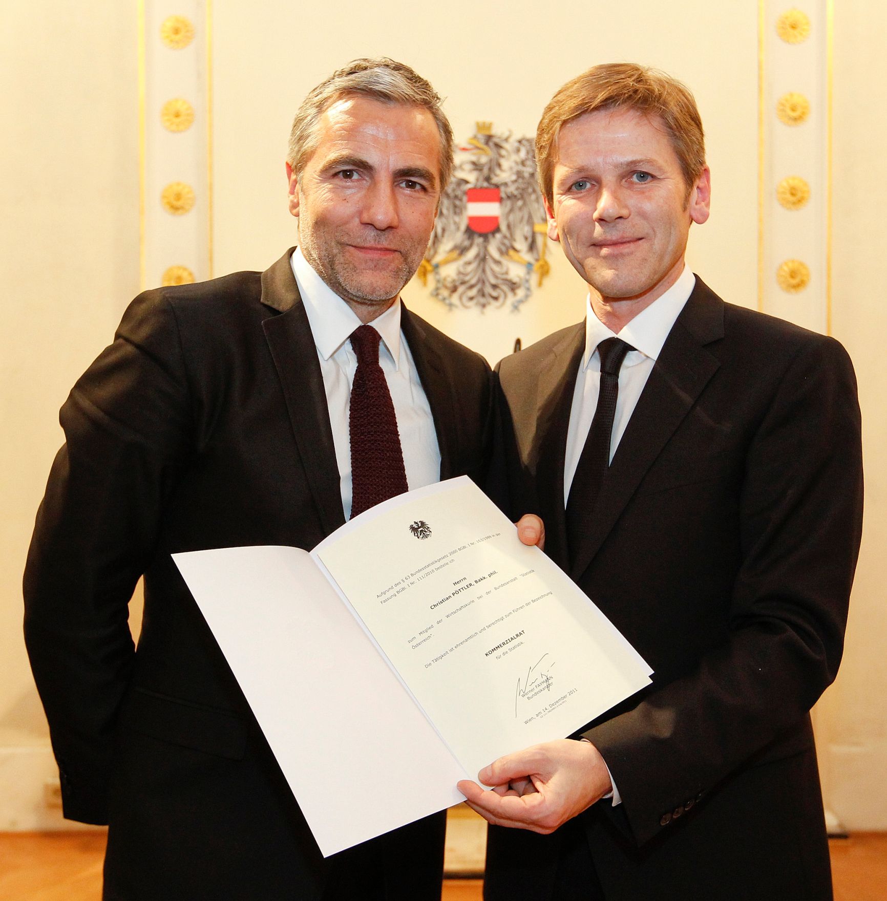 Am 14. Dezember 2011 bestellte der Bundeskanzler Vertreterinnen und Vertreter der Wirtschaft zu Mitgliedern der bei der Bundesanstalt &quot;Statistik &Ouml;sterreich&quot; eingerichteten Wirtschaftskurie. Damit haben sie das Recht, die Bezeichnung &quot;Kommerzialrat f&uuml;r die Statistik&quot; zu f&uuml;hren. Im Bild Staatssekret&auml;r Josef Ostermayer (r.) bei der Dekret&uuml;berreichung an Christian P&ouml;ttler (l.).