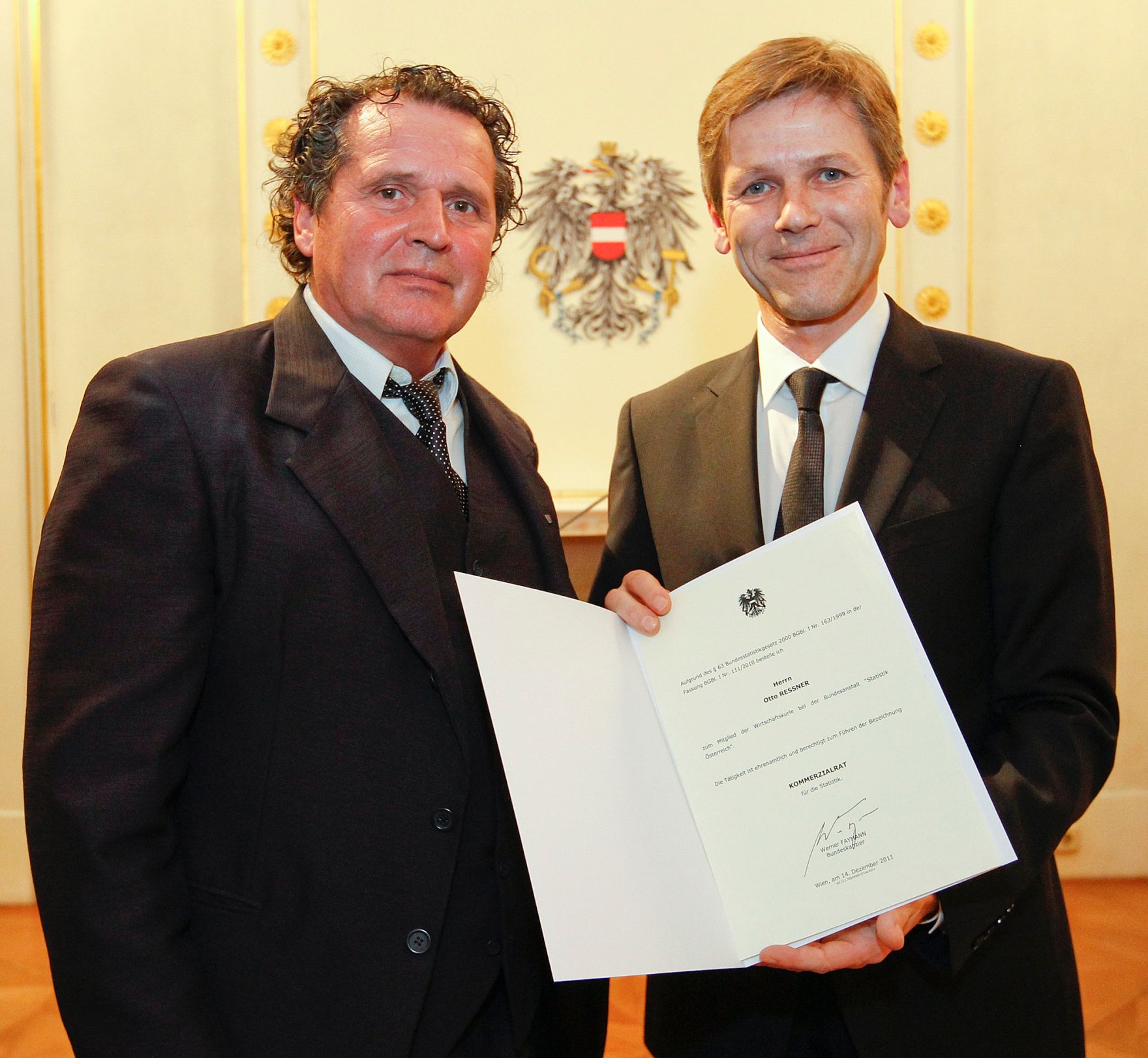 Am 14. Dezember 2011 bestellte der Bundeskanzler Vertreterinnen und Vertreter der Wirtschaft zu Mitgliedern der bei der Bundesanstalt "Statistik &Ouml;sterreich" eingerichteten Wirtschaftskurie. Damit haben sie das Recht, die Bezeichnung "Kommerzialrat f&uuml;r die Statistik" zu f&uuml;hren. Im Bild Staatssekret&auml;r Josef Ostermayer (r.) bei der Dekret&uuml;berreichung an Otto Ressner (l.).