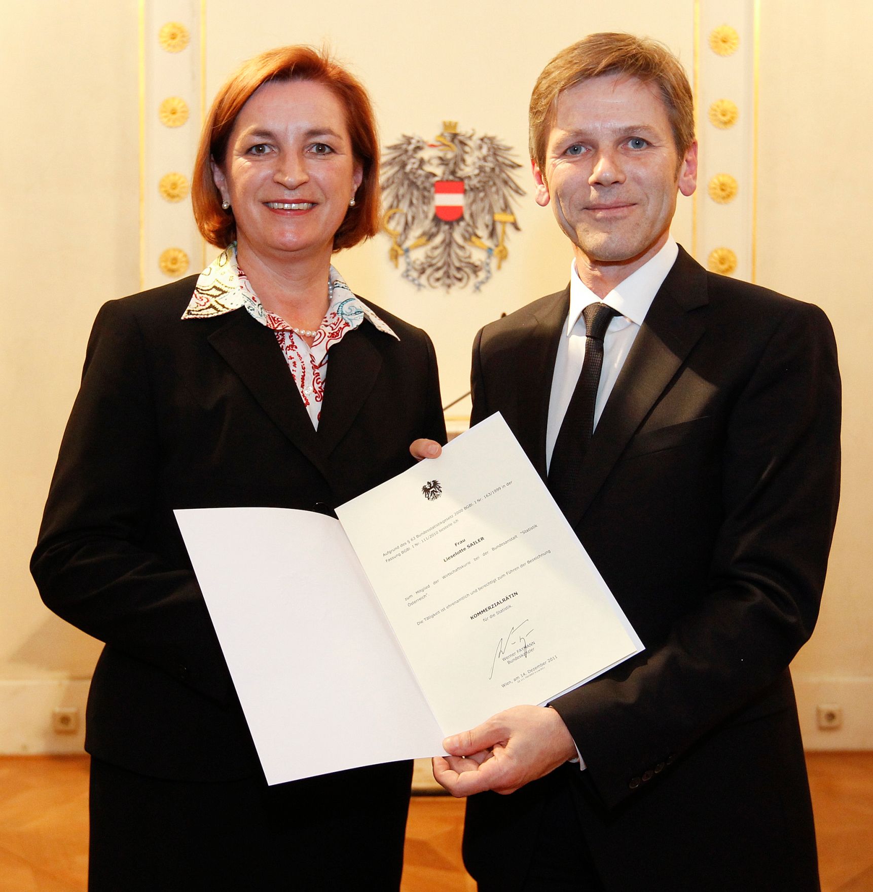 Am 14. Dezember 2011 bestellte der Bundeskanzler Vertreterinnen und Vertreter der Wirtschaft zu Mitgliedern der bei der Bundesanstalt "Statistik &Ouml;sterreich" eingerichteten Wirtschaftskurie. Damit haben sie das Recht, die Bezeichnung "Kommerzialrat f&uuml;r die Statistik" zu f&uuml;hren. Im Bild Staatssekret&auml;r Josef Ostermayer (r.) bei der Dekret&uuml;berreichung an Lieselotte Sailer (l.).