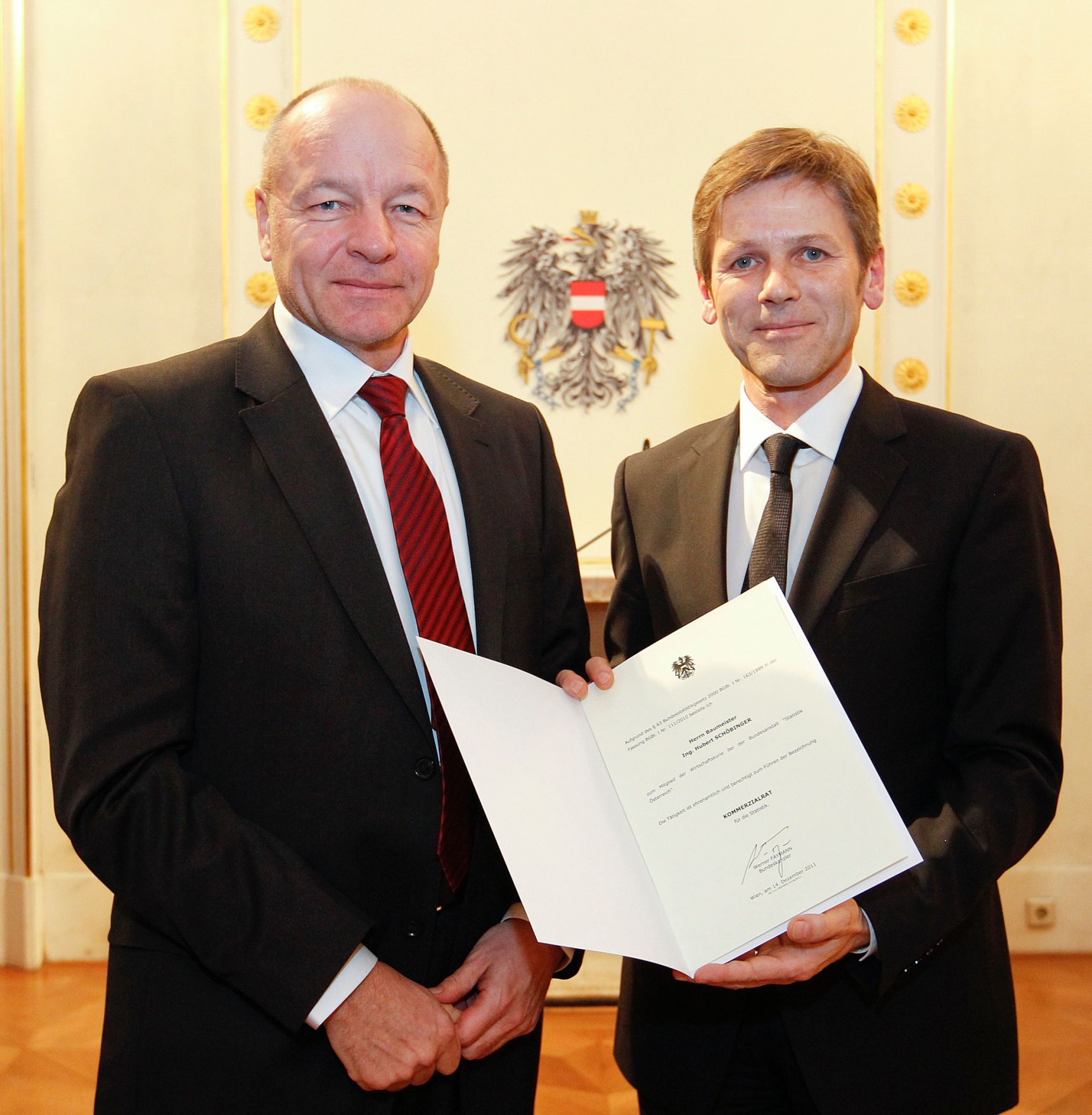 Am 14. Dezember 2011 bestellte der Bundeskanzler Vertreterinnen und Vertreter der Wirtschaft zu Mitgliedern der bei der Bundesanstalt "Statistik &Ouml;sterreich" eingerichteten Wirtschaftskurie. Damit haben sie das Recht, die Bezeichnung "Kommerzialrat f&uuml;r die Statistik" zu f&uuml;hren. Im Bild Staatssekret&auml;r Josef Ostermayer (r.) bei der Dekret&uuml;berreichung an Hubert Sch&ouml;binger (l.).