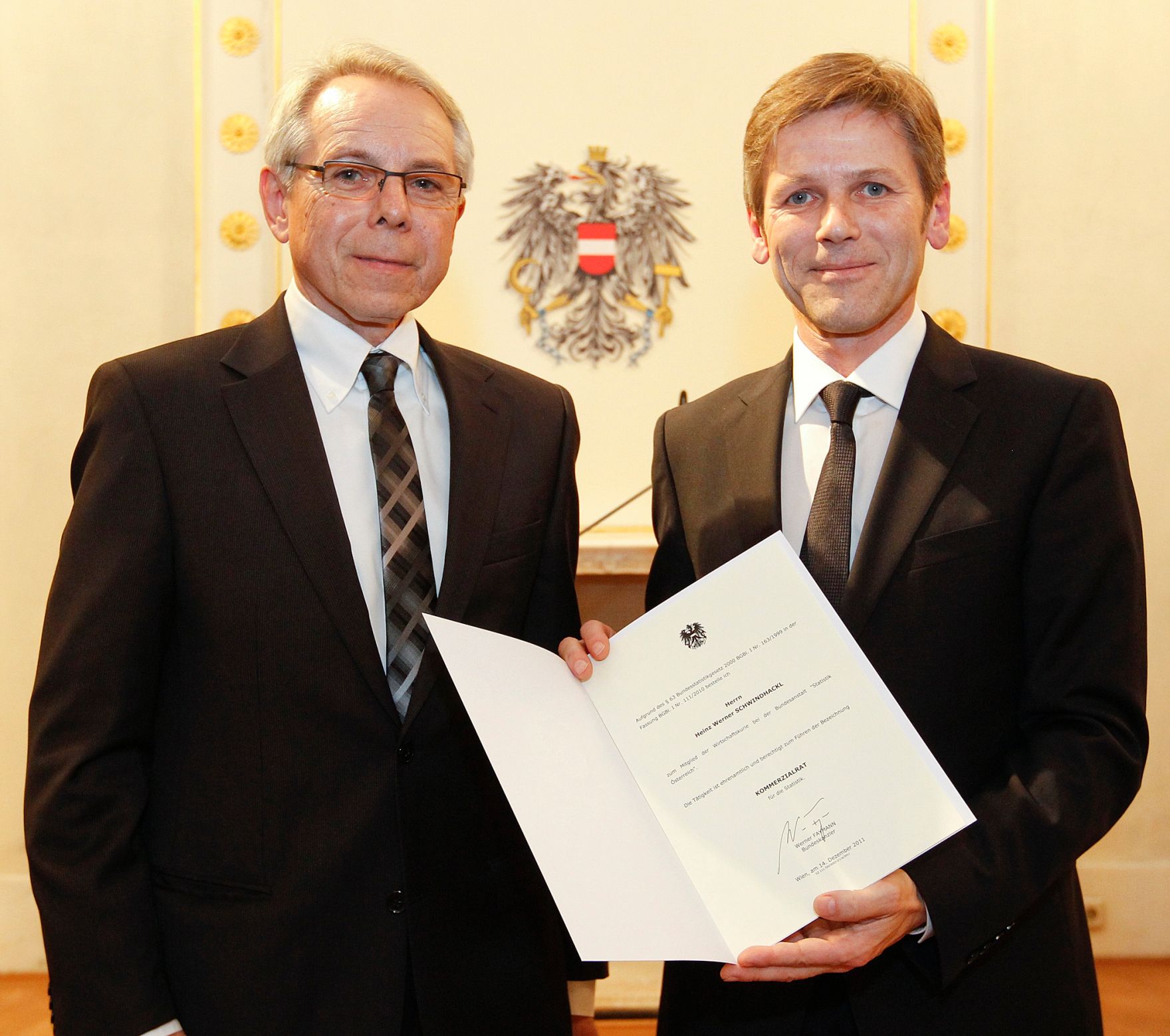 Am 14. Dezember 2011 bestellte der Bundeskanzler Vertreterinnen und Vertreter der Wirtschaft zu Mitgliedern der bei der Bundesanstalt "Statistik &Ouml;sterreich" eingerichteten Wirtschaftskurie. Damit haben sie das Recht, die Bezeichnung "Kommerzialrat f&uuml;r die Statistik" zu f&uuml;hren. Im Bild Staatssekret&auml;r Josef Ostermayer (r.) bei der Dekret&uuml;berreichung an Heinz Werner Schwindhackl (l.).