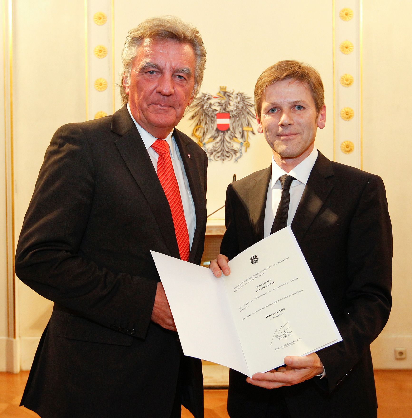 Am 14. Dezember 2011 bestellte der Bundeskanzler Vertreterinnen und Vertreter der Wirtschaft zu Mitgliedern der bei der Bundesanstalt "Statistik &Ouml;sterreich" eingerichteten Wirtschaftskurie. Damit haben sie das Recht, die Bezeichnung "Kommerzialrat f&uuml;r die Statistik" zu f&uuml;hren. Im Bild Staatssekret&auml;r Josef Ostermayer (r.) bei der Dekret&uuml;berreichung an Karl Seidelmann (l.).