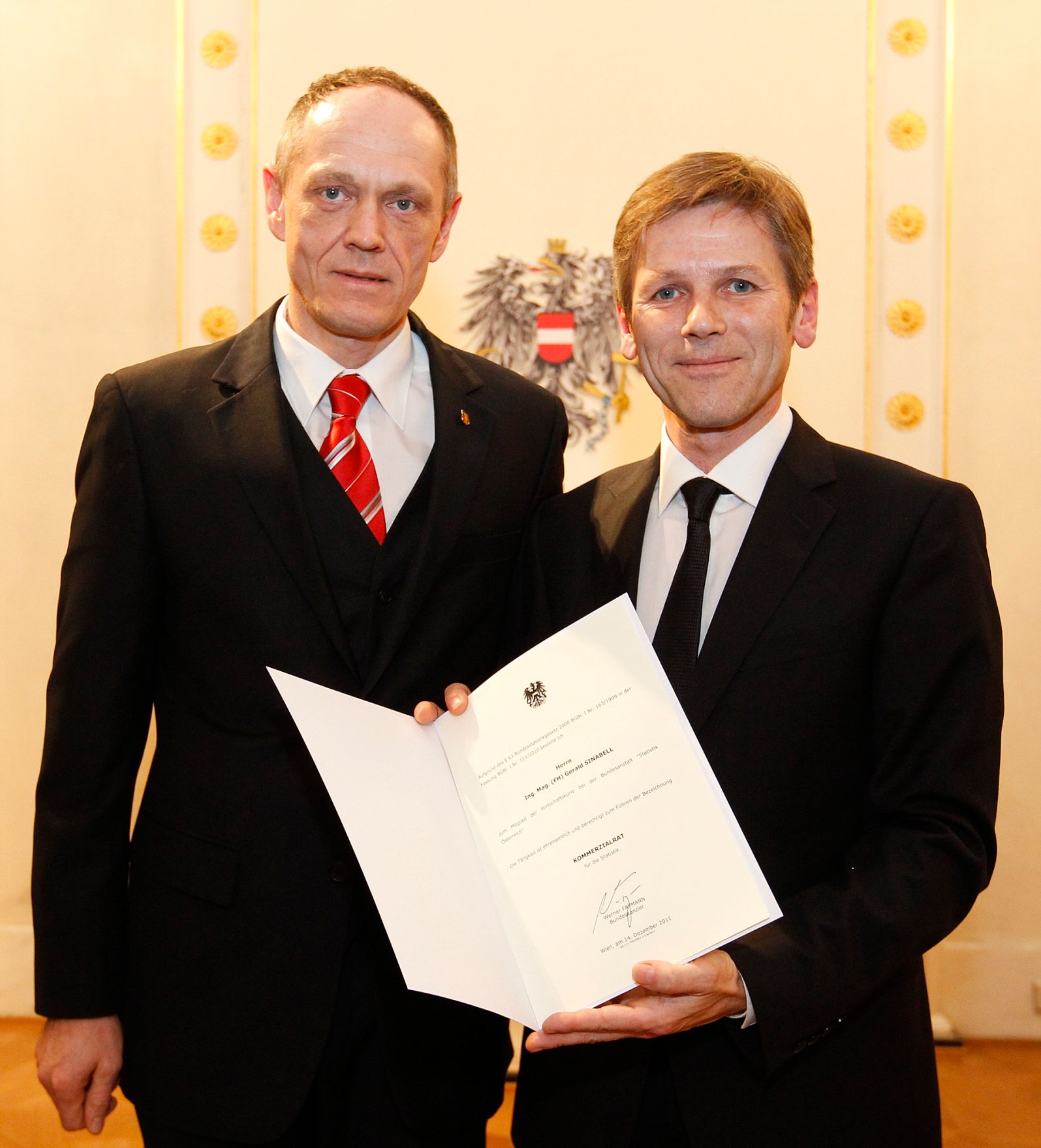 Am 14. Dezember 2011 bestellte der Bundeskanzler Vertreterinnen und Vertreter der Wirtschaft zu Mitgliedern der bei der Bundesanstalt "Statistik &Ouml;sterreich" eingerichteten Wirtschaftskurie. Damit haben sie das Recht, die Bezeichnung "Kommerzialrat f&uuml;r die Statistik" zu f&uuml;hren. Im Bild Staatssekret&auml;r Josef Ostermayer (r.) bei der Dekret&uuml;berreichung an Gerald Sinabell (l.).