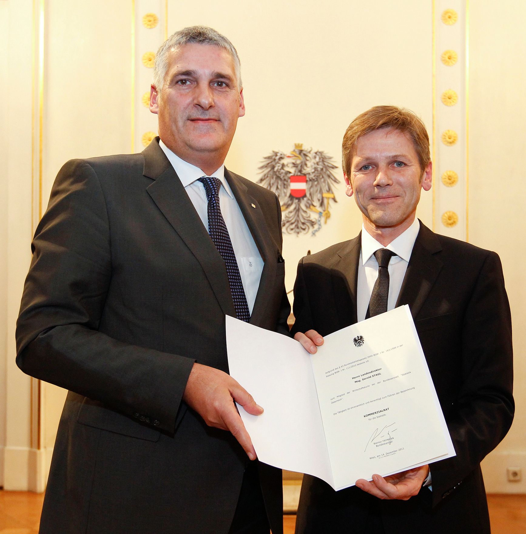 Am 14. Dezember 2011 bestellte der Bundeskanzler Vertreterinnen und Vertreter der Wirtschaft zu Mitgliedern der bei der Bundesanstalt "Statistik &Ouml;sterreich" eingerichteten Wirtschaftskurie. Damit haben sie das Recht, die Bezeichnung "Kommerzialrat f&uuml;r die Statistik" zu f&uuml;hren. Im Bild Staatssekret&auml;r Josef Ostermayer (r.) bei der Dekret&uuml;berreichung an Gerold Stagl (l.).