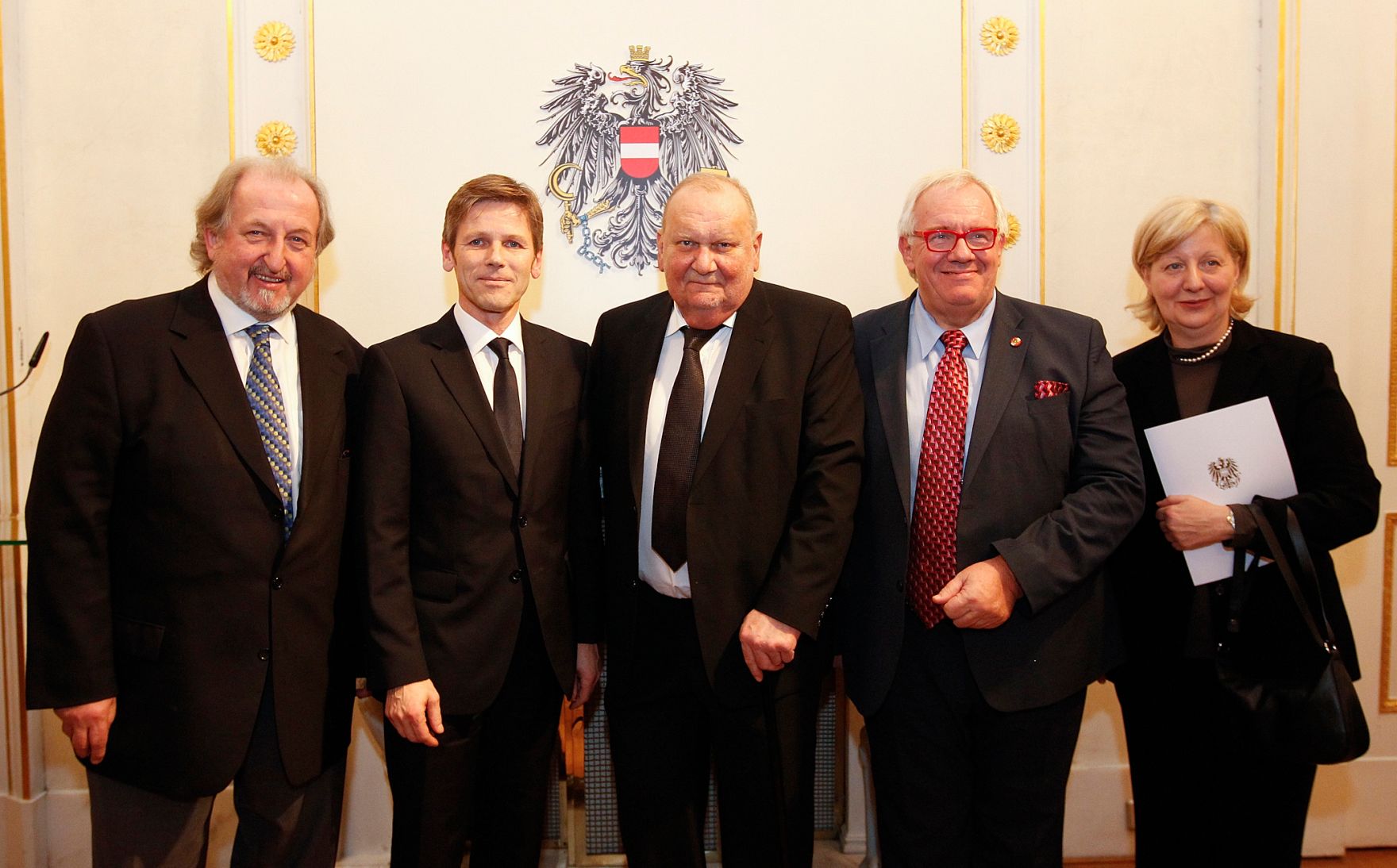 Am 14. Dezember 2011 bestellte der Bundeskanzler Vertreterinnen und Vertreter der Wirtschaft zu Mitgliedern der bei der Bundesanstalt "Statistik &Ouml;sterreich" eingerichteten Wirtschaftskurie. Damit haben sie das Recht, die Bezeichnung "Kommerzialrat f&uuml;r die Statistik" zu f&uuml;hren. Die Dekrete wurden von Staatssekret&auml;r Josef Ostermayer (2.v.l.) &uuml;berreicht.