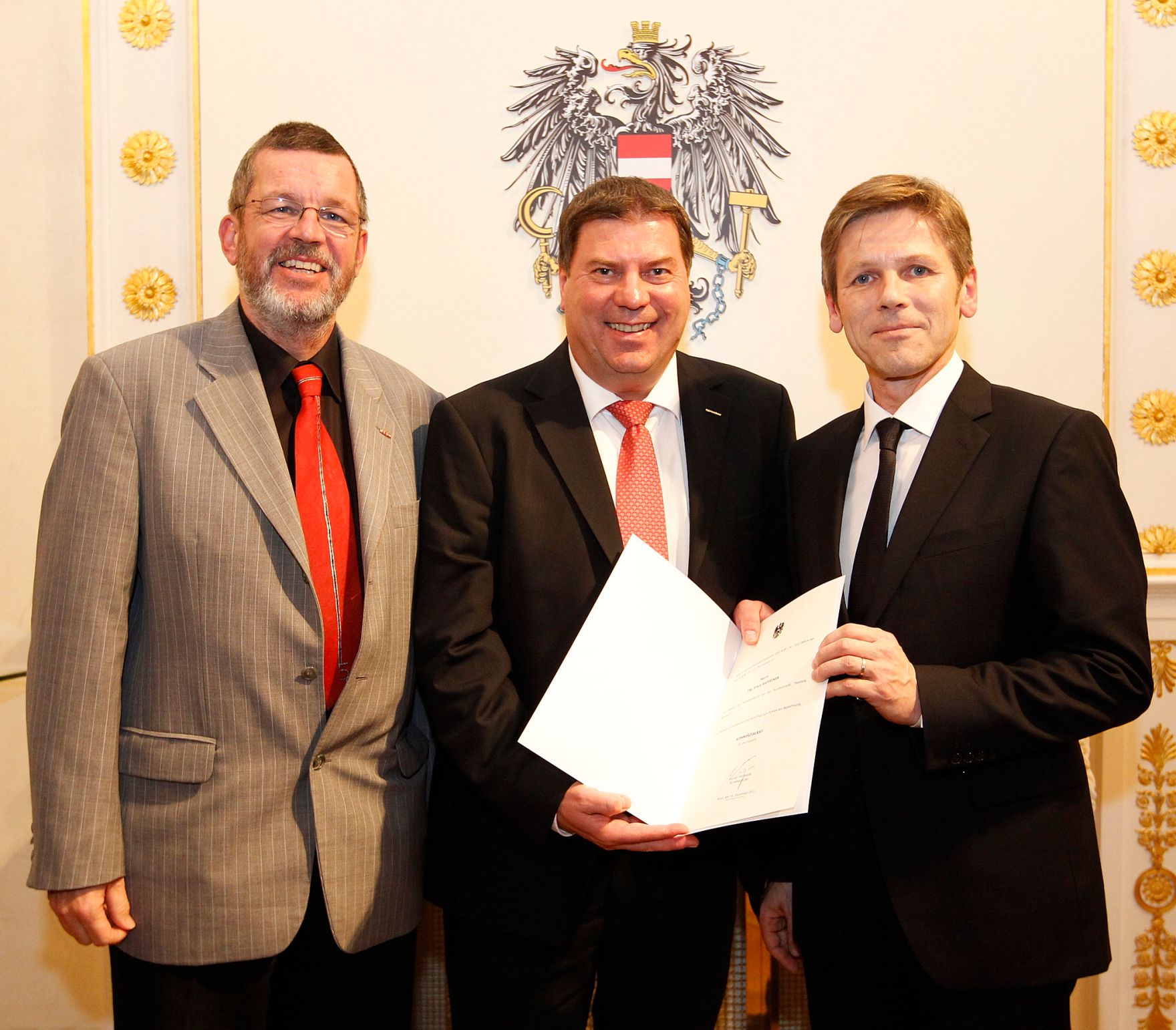 Am 14. Dezember 2011 bestellte der Bundeskanzler Vertreterinnen und Vertreter der Wirtschaft zu Mitgliedern der bei der Bundesanstalt "Statistik &Ouml;sterreich" eingerichteten Wirtschaftskurie. Damit haben sie das Recht, die Bezeichnung "Kommerzialrat f&uuml;r die Statistik" zu f&uuml;hren. Die Dekrete wurden von Staatssekret&auml;r Josef Ostermayer (r.) &uuml;berreicht.