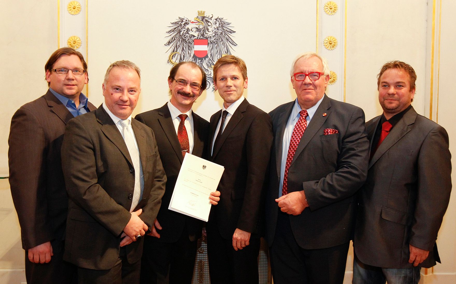 Am 14. Dezember 2011 bestellte der Bundeskanzler Vertreterinnen und Vertreter der Wirtschaft zu Mitgliedern der bei der Bundesanstalt "Statistik &Ouml;sterreich" eingerichteten Wirtschaftskurie. Damit haben sie das Recht, die Bezeichnung "Kommerzialrat f&uuml;r die Statistik" zu f&uuml;hren. Die Dekrete wurden von Staatssekret&auml;r Josef Ostermayer (m.r.) &uuml;berreicht.