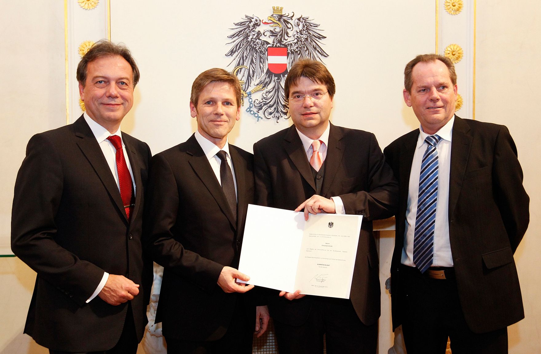 Am 14. Dezember 2011 bestellte der Bundeskanzler Vertreterinnen und Vertreter der Wirtschaft zu Mitgliedern der bei der Bundesanstalt "Statistik &Ouml;sterreich" eingerichteten Wirtschaftskurie. Damit haben sie das Recht, die Bezeichnung "Kommerzialrat f&uuml;r die Statistik" zu f&uuml;hren. Die Dekrete wurden von Staatssekret&auml;r Josef Ostermayer (m.l.) &uuml;berreicht.