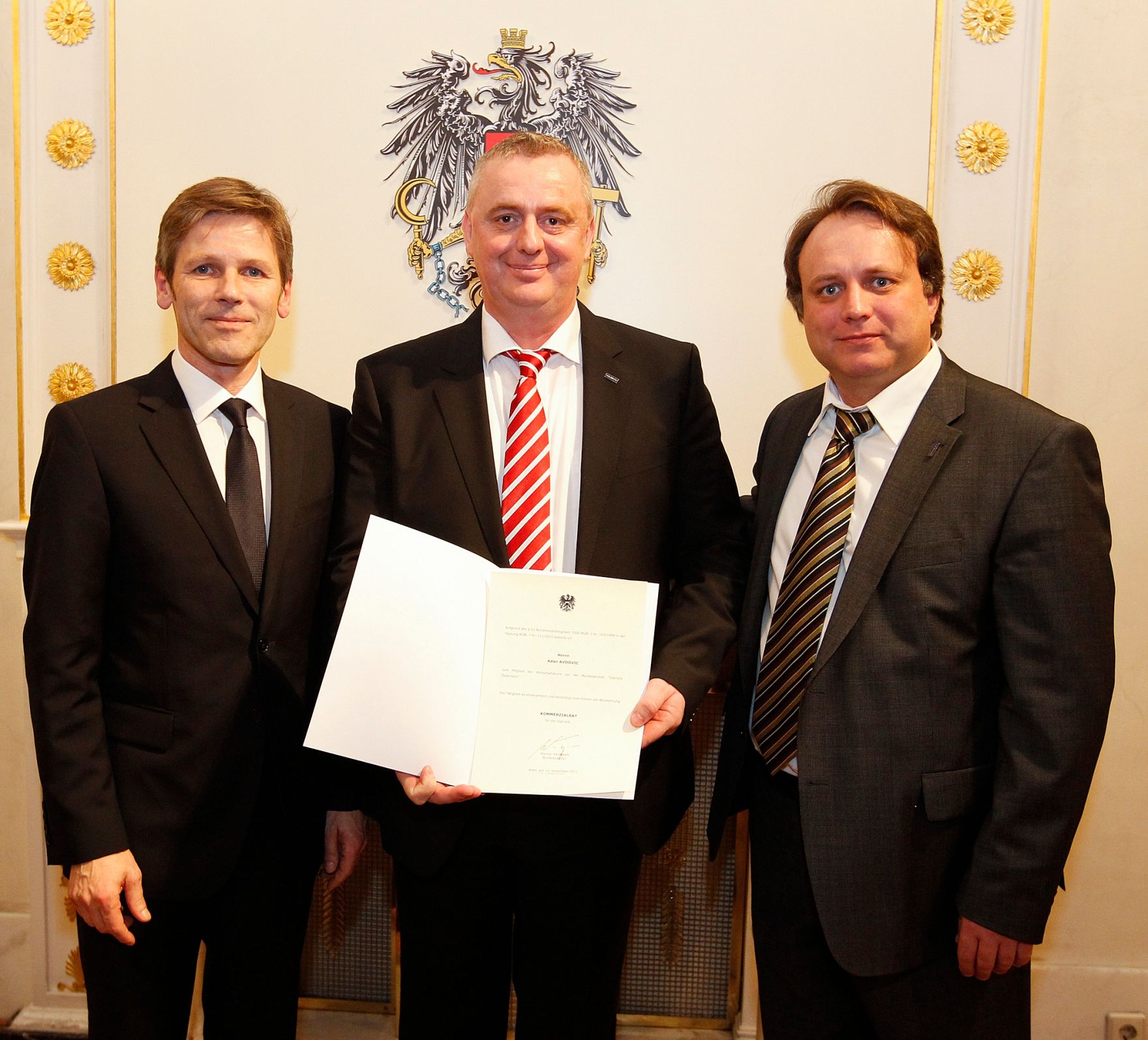 Am 14. Dezember 2011 bestellte der Bundeskanzler Vertreterinnen und Vertreter der Wirtschaft zu Mitgliedern der bei der Bundesanstalt "Statistik &Ouml;sterreich" eingerichteten Wirtschaftskurie. Damit haben sie das Recht, die Bezeichnung "Kommerzialrat f&uuml;r die Statistik" zu f&uuml;hren. Die Dekrete wurden von Staatssekret&auml;r Josef Ostermayer (l.) &uuml;berreicht.