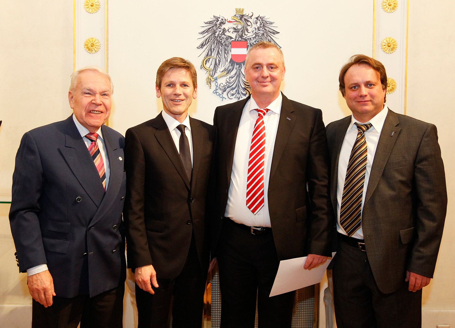 Am 14. Dezember 2011 bestellte der Bundeskanzler Vertreterinnen und Vertreter der Wirtschaft zu Mitgliedern der bei der Bundesanstalt "Statistik &Ouml;sterreich" eingerichteten Wirtschaftskurie. Damit haben sie das Recht, die Bezeichnung "Kommerzialrat f&uuml;r die Statistik" zu f&uuml;hren. Die Dekrete wurden von Staatssekret&auml;r Josef Ostermayer (m.l.) &uuml;berreicht.