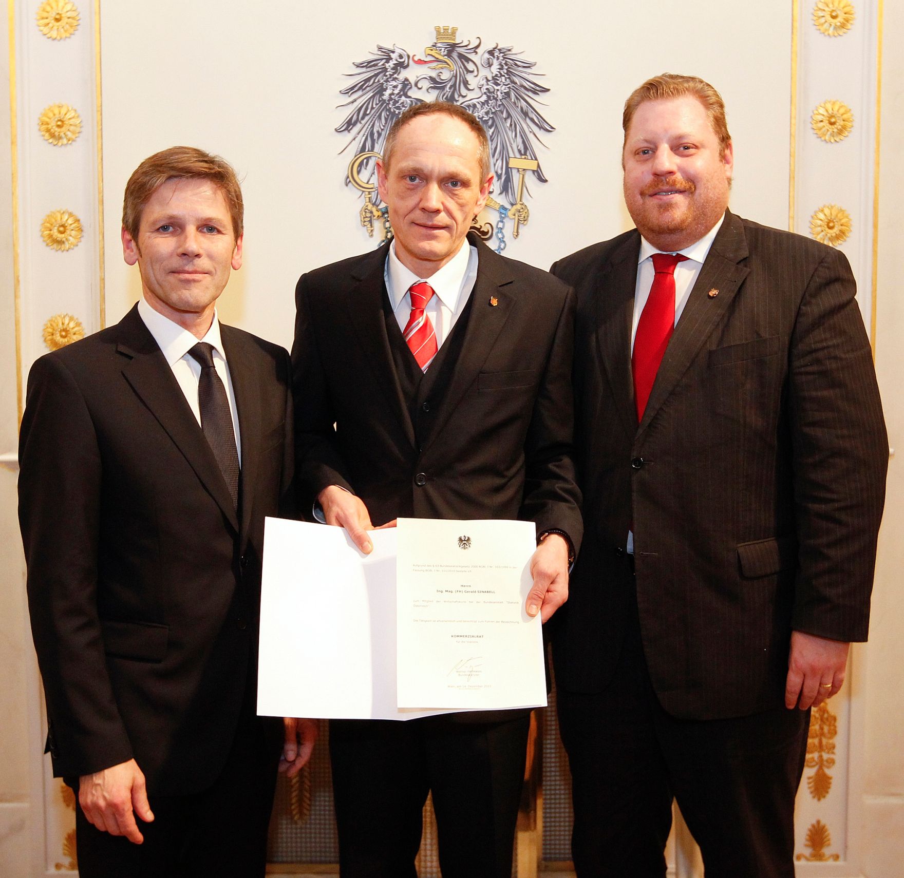 Am 14. Dezember 2011 bestellte der Bundeskanzler Vertreterinnen und Vertreter der Wirtschaft zu Mitgliedern der bei der Bundesanstalt "Statistik &Ouml;sterreich" eingerichteten Wirtschaftskurie. Damit haben sie das Recht, die Bezeichnung "Kommerzialrat f&uuml;r die Statistik" zu f&uuml;hren. Die Dekrete wurden von Staatssekret&auml;r Josef Ostermayer (l.) &uuml;berreicht.