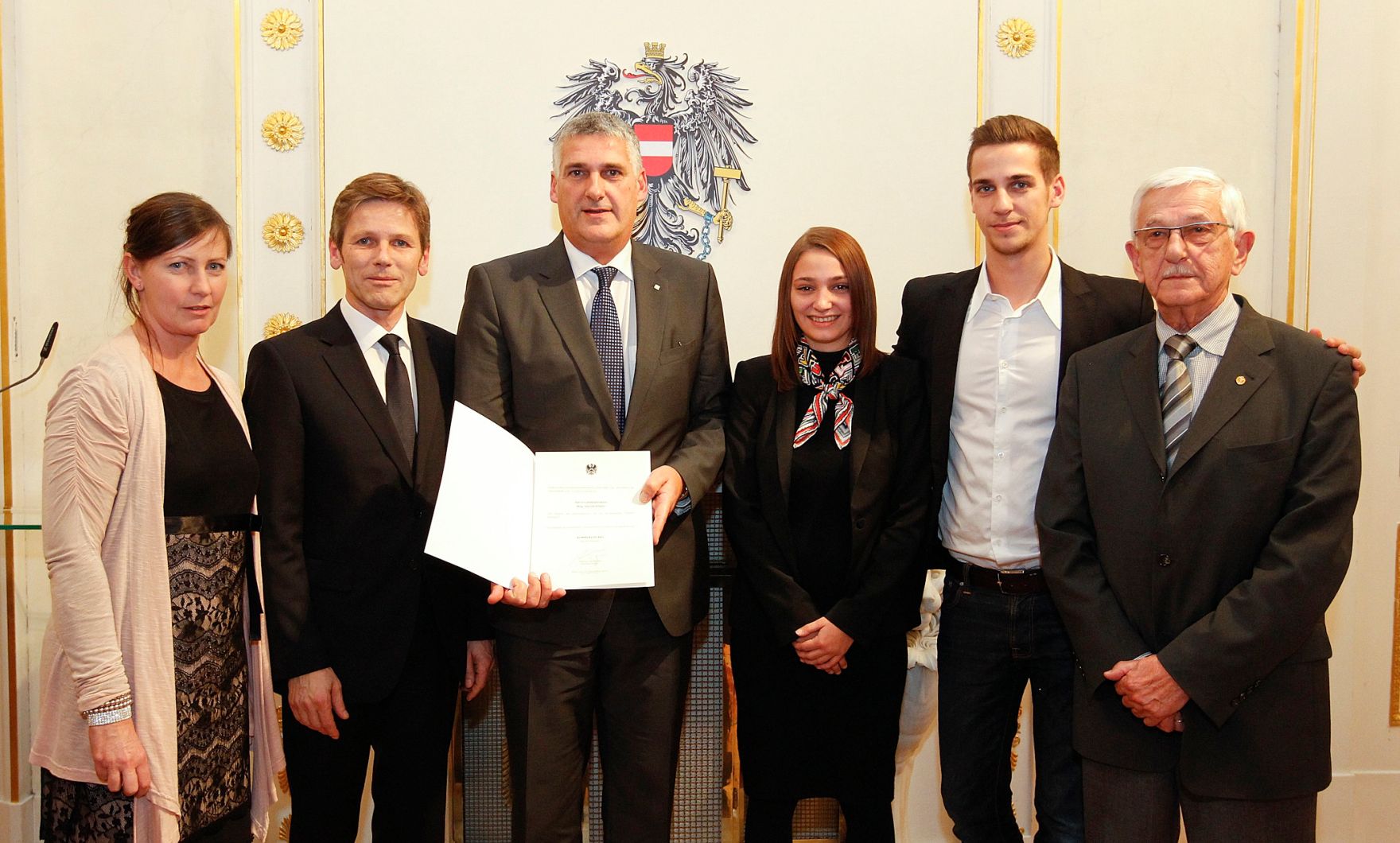 Am 14. Dezember 2011 bestellte der Bundeskanzler Vertreterinnen und Vertreter der Wirtschaft zu Mitgliedern der bei der Bundesanstalt "Statistik &Ouml;sterreich" eingerichteten Wirtschaftskurie. Damit haben sie das Recht, die Bezeichnung "Kommerzialrat f&uuml;r die Statistik" zu f&uuml;hren. Die Dekrete wurden von Staatssekret&auml;r Josef Ostermayer (2.v.l.) &uuml;berreicht.