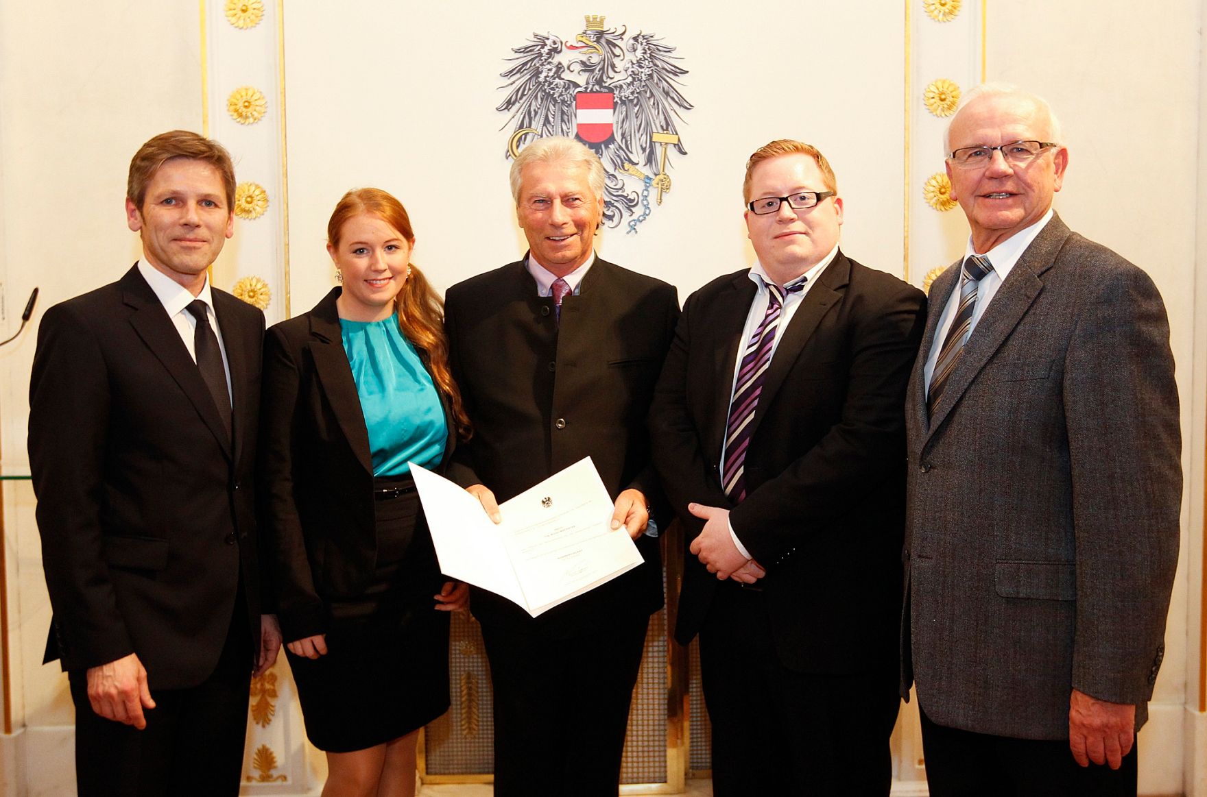 Am 14. Dezember 2011 bestellte der Bundeskanzler Vertreterinnen und Vertreter der Wirtschaft zu Mitgliedern der bei der Bundesanstalt "Statistik &Ouml;sterreich" eingerichteten Wirtschaftskurie. Damit haben sie das Recht, die Bezeichnung "Kommerzialrat f&uuml;r die Statistik" zu f&uuml;hren. Die Dekrete wurden von Staatssekret&auml;r Josef Ostermayer (l.) &uuml;berreicht.