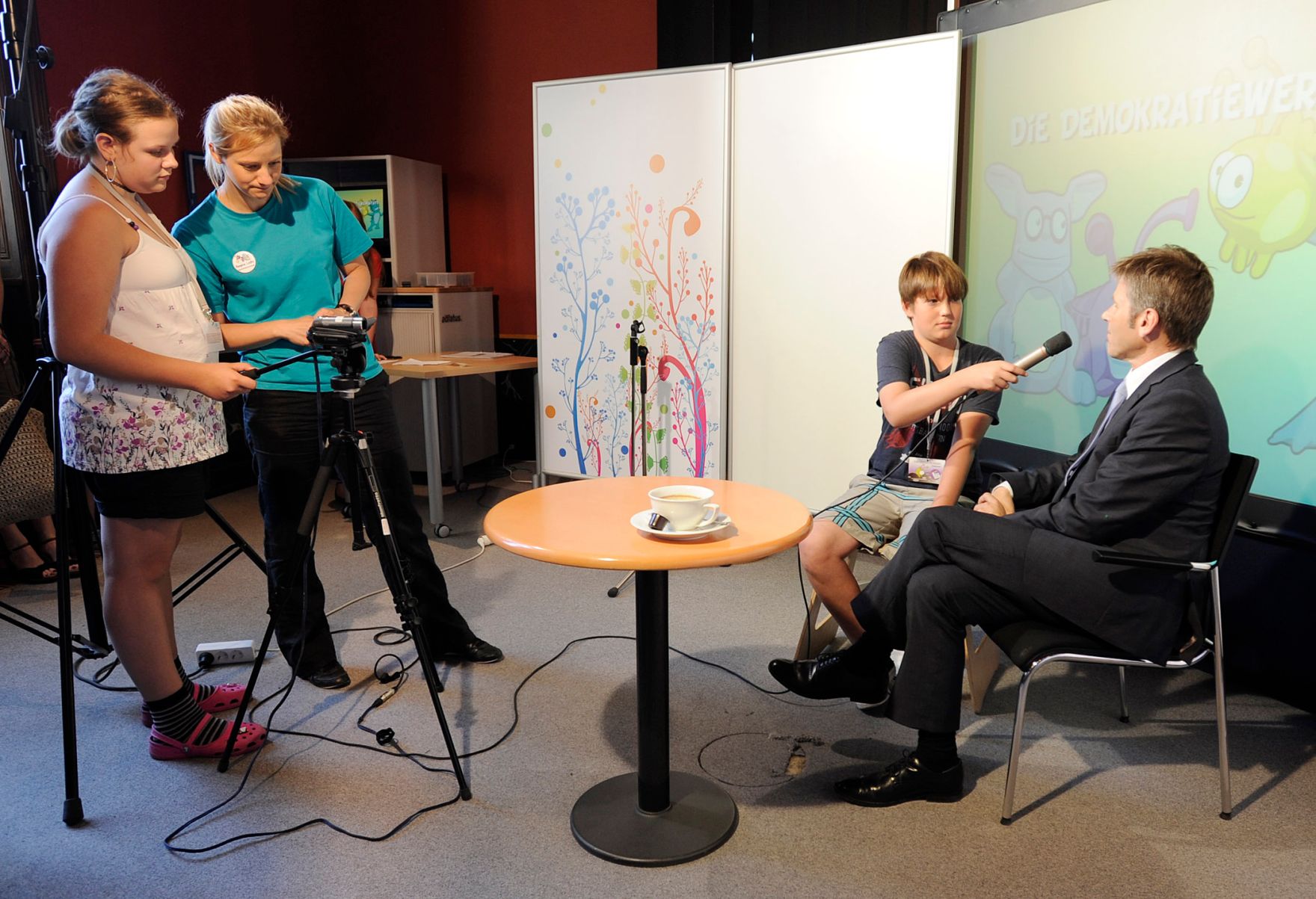 Am Donnerstag, 26. Mai 2011, Staatssekret&auml;r Josef Ostermayer im Rahmen der Demokratiewerkstatt des Parlaments. Sch&uuml;lerinnen und Sch&uuml;ler der zweiten Klasse des Gymnasiums Maroltingergasse im 16. Bezirk.