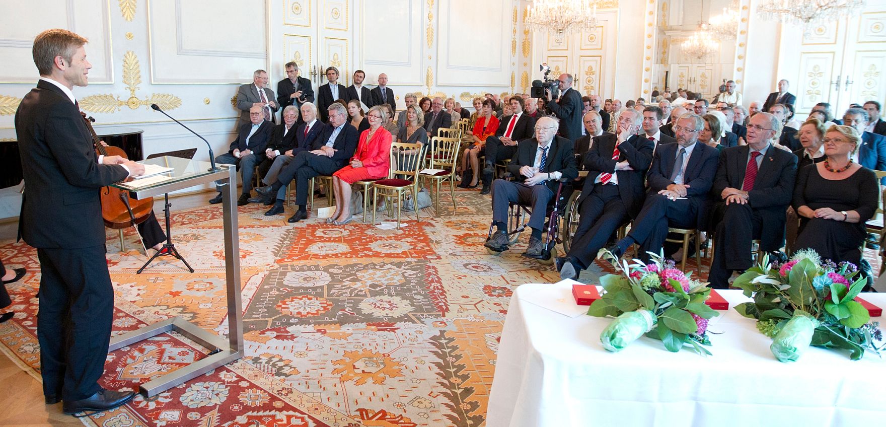 Am 19. Juli 2011 zeichnete Staatssekret&auml;r Josef Ostermayer Funktion&auml;re des &quot;Bundes Sozialdemokratischer Freiheitsk&auml;mpfer/innen&quot; aus.