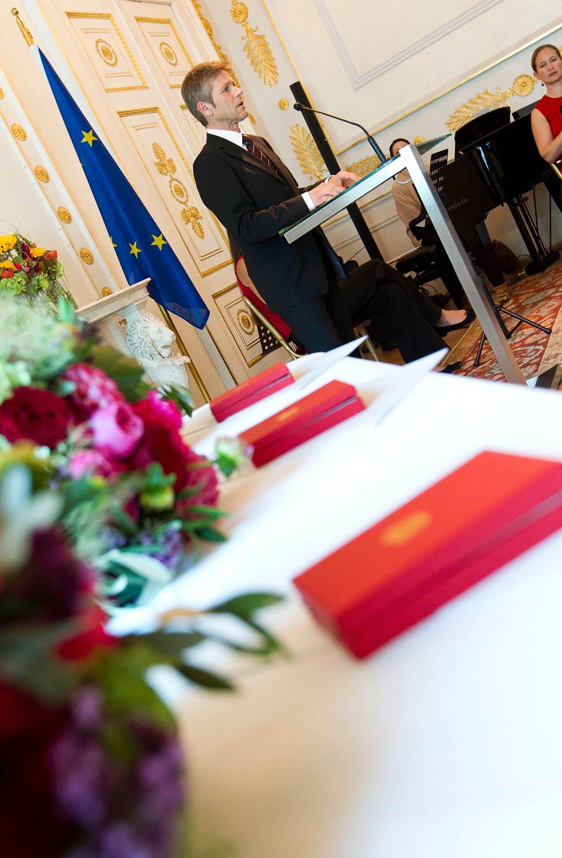 Am 19. Juli 2011 zeichnete Staatssekret&auml;r Josef Ostermayer Funktion&auml;re des &quot;Bundes Sozialdemokratischer Freiheitsk&auml;mpfer/innen&quot; aus.